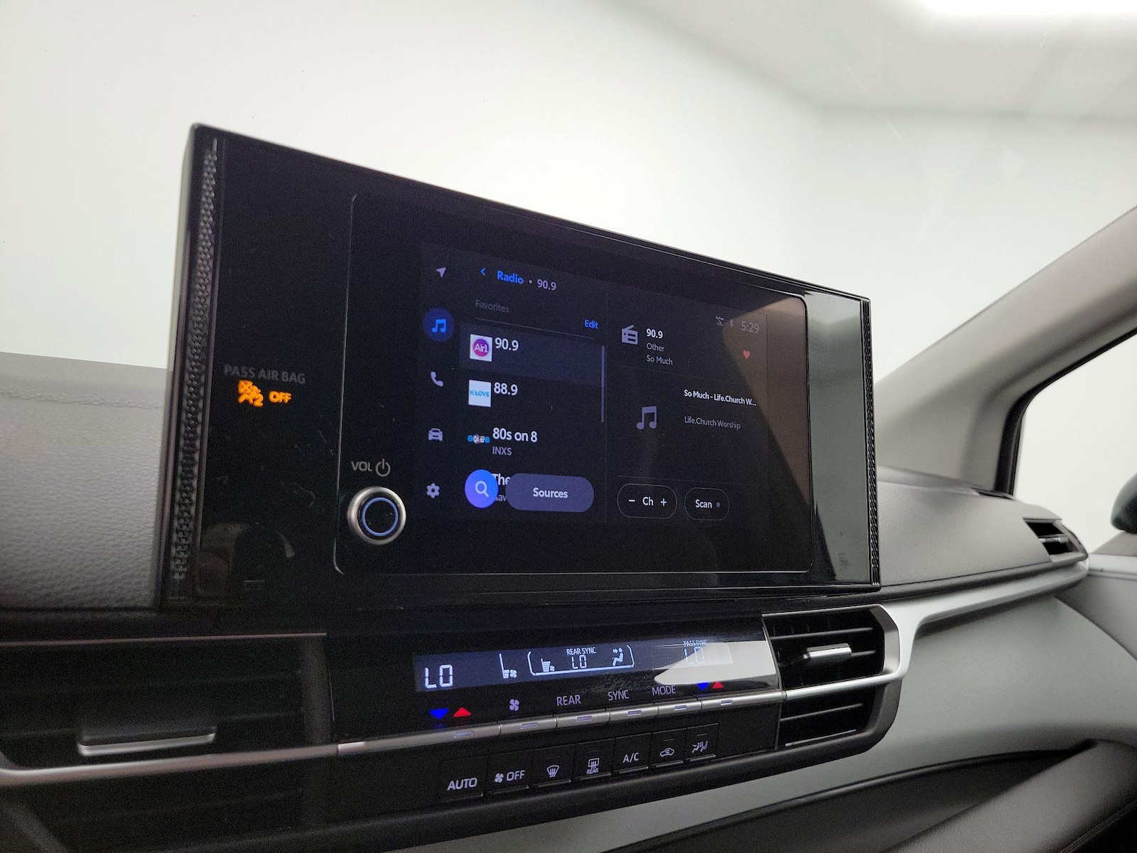 2025 Toyota Sienna LE - Photo 16