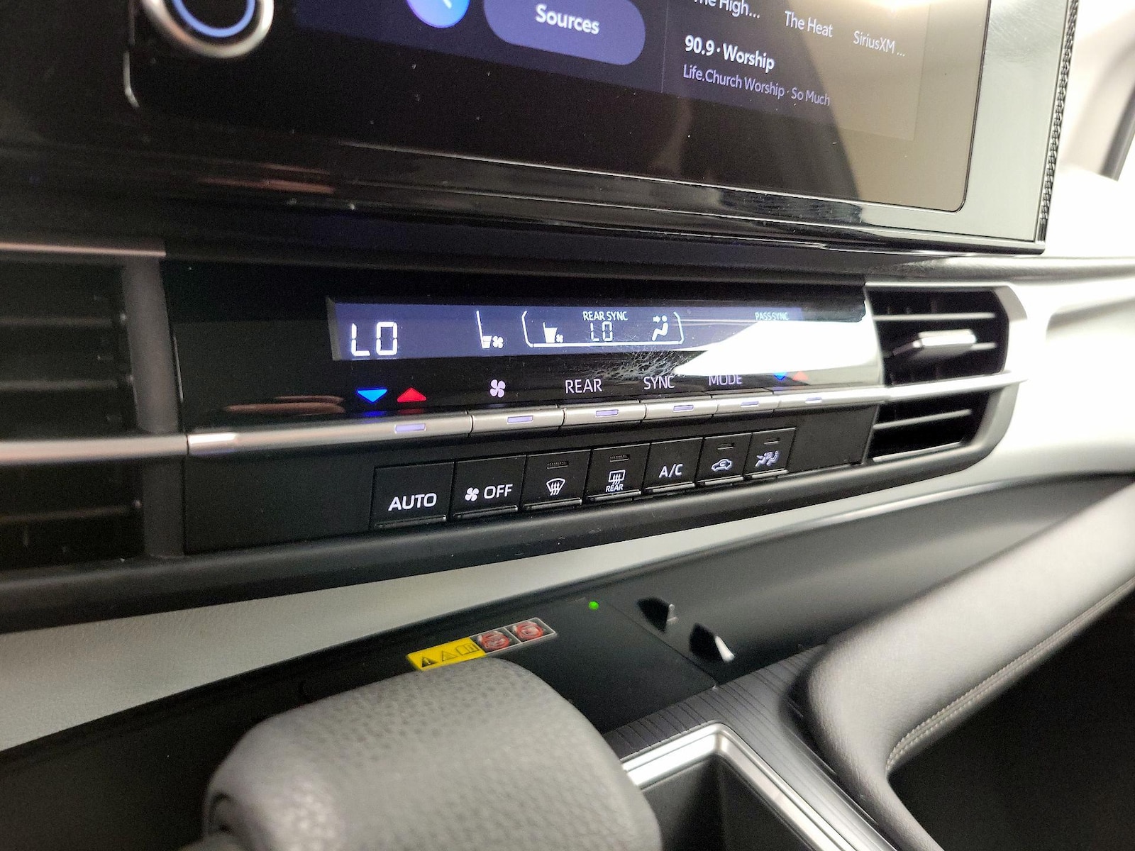 2025 Toyota Sienna LE - Photo 17