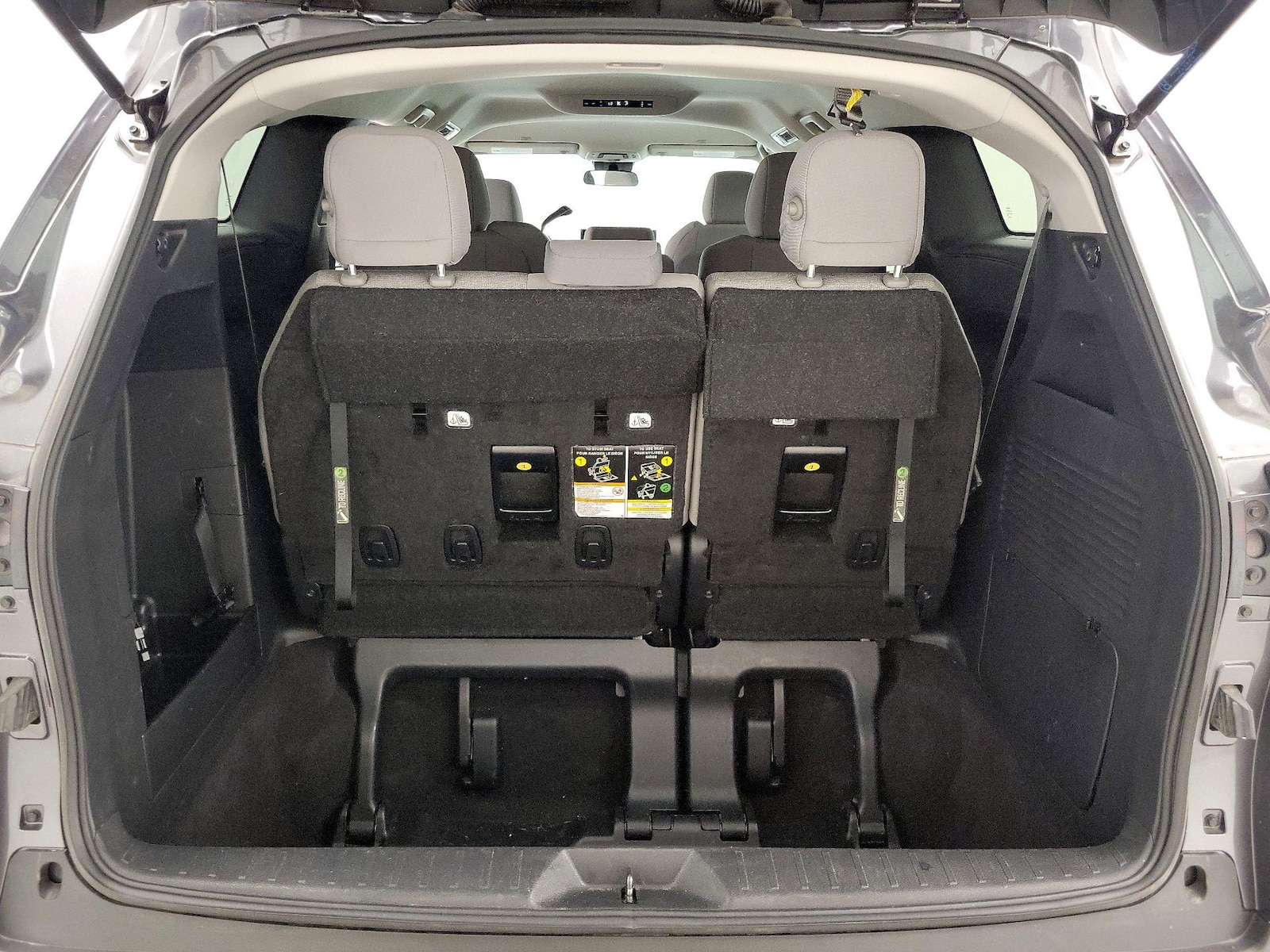 2025 Toyota Sienna LE - Photo 22
