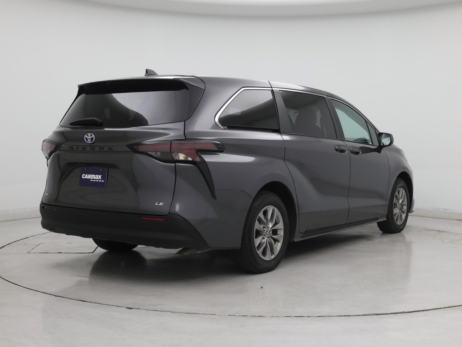2025 Toyota Sienna LE - Photo 9