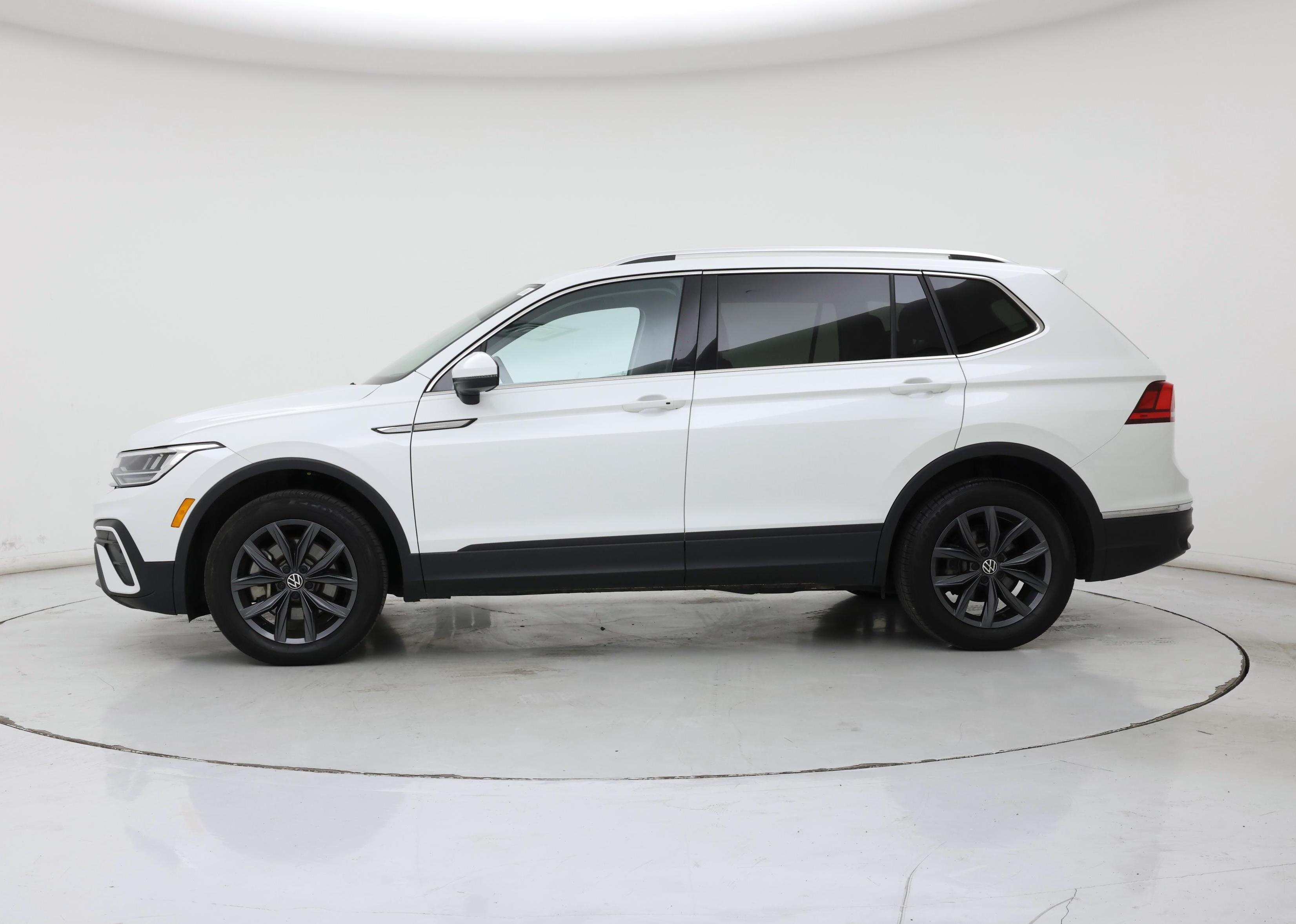 Thumbnail: 2023 Volkswagen Tiguan - 3