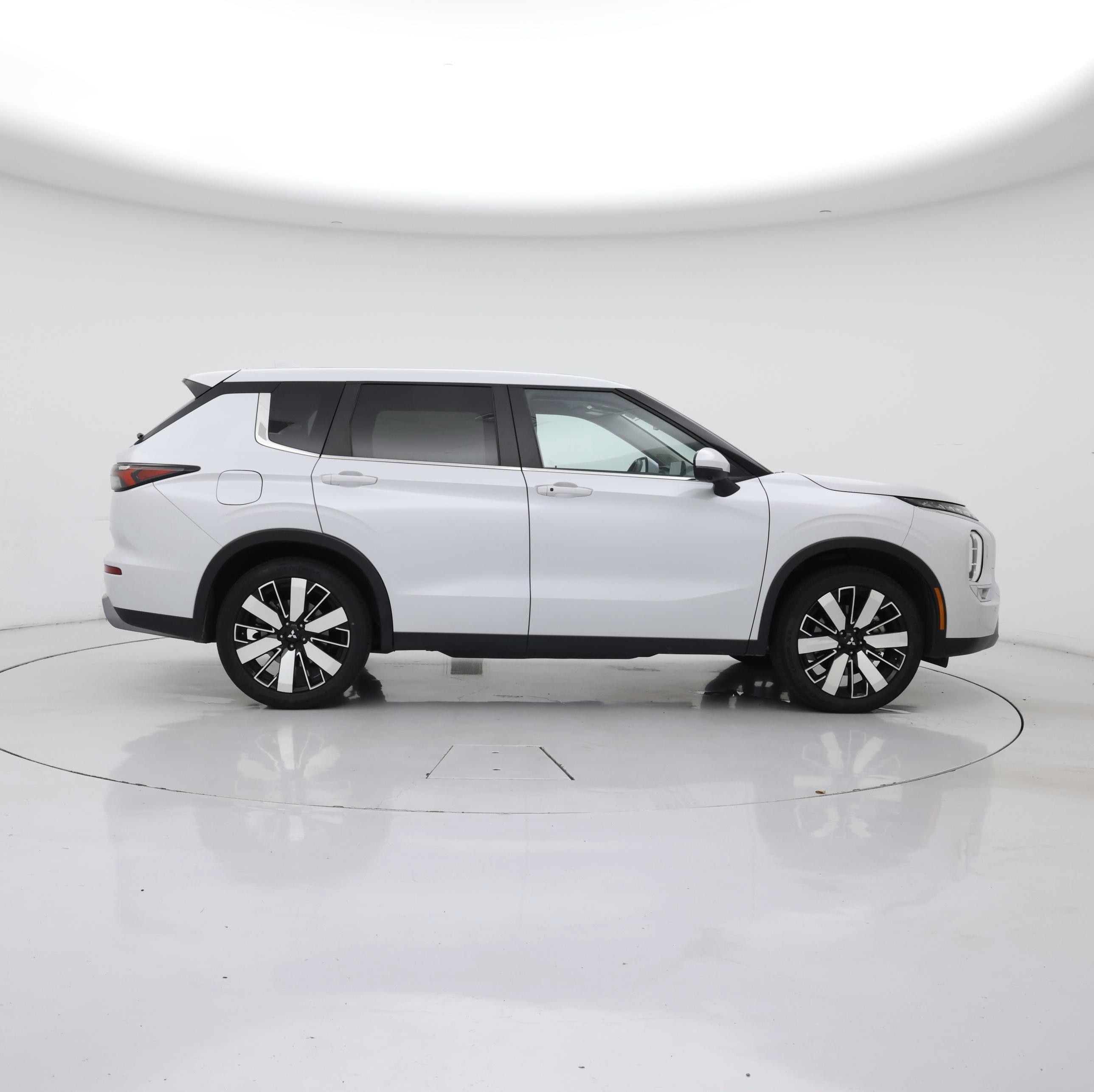 Thumbnail: 2025 Mitsubishi Outlander - 7