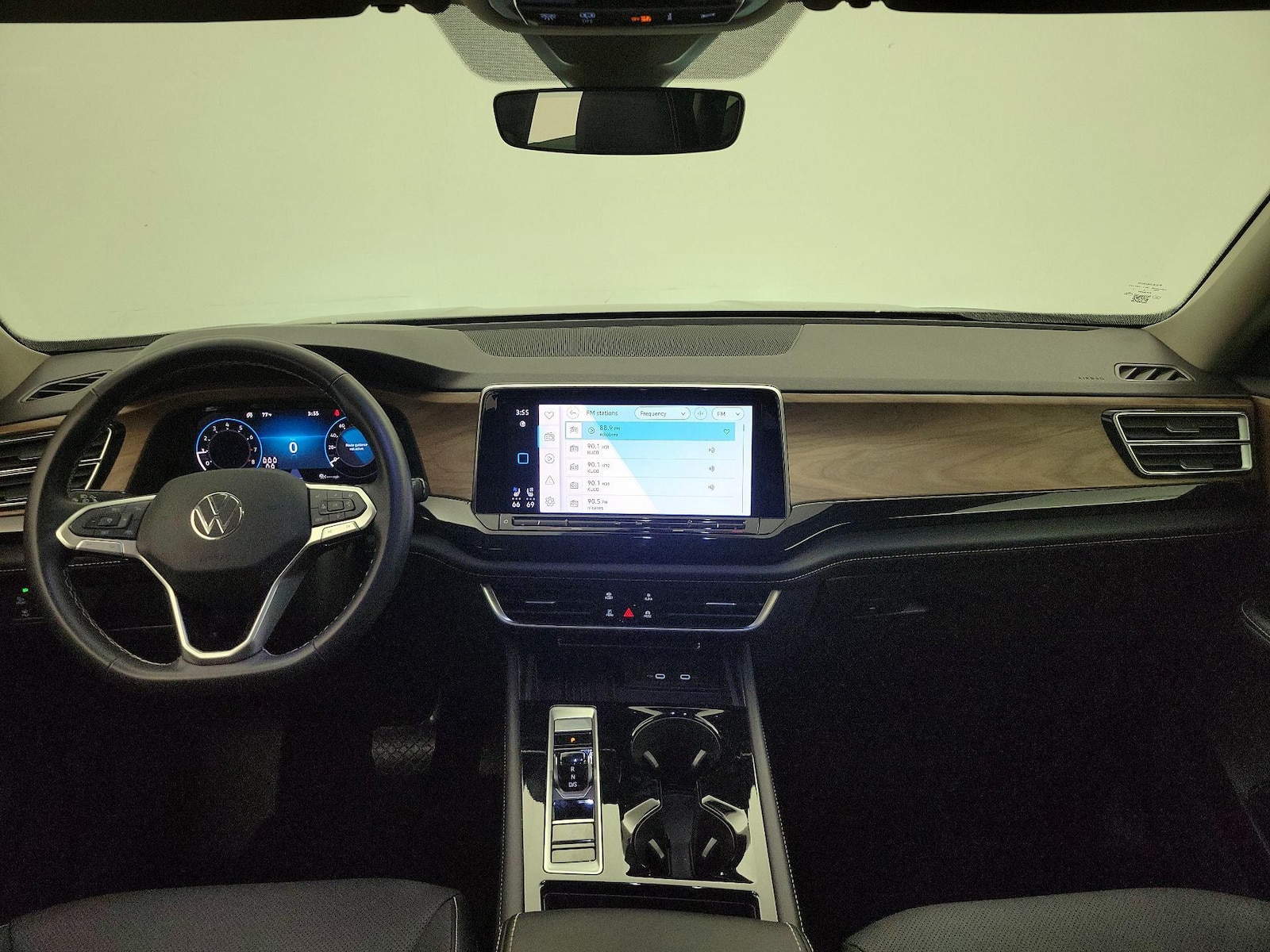 2025 Volkswagen Atlas SE w/Tech - Photo 10