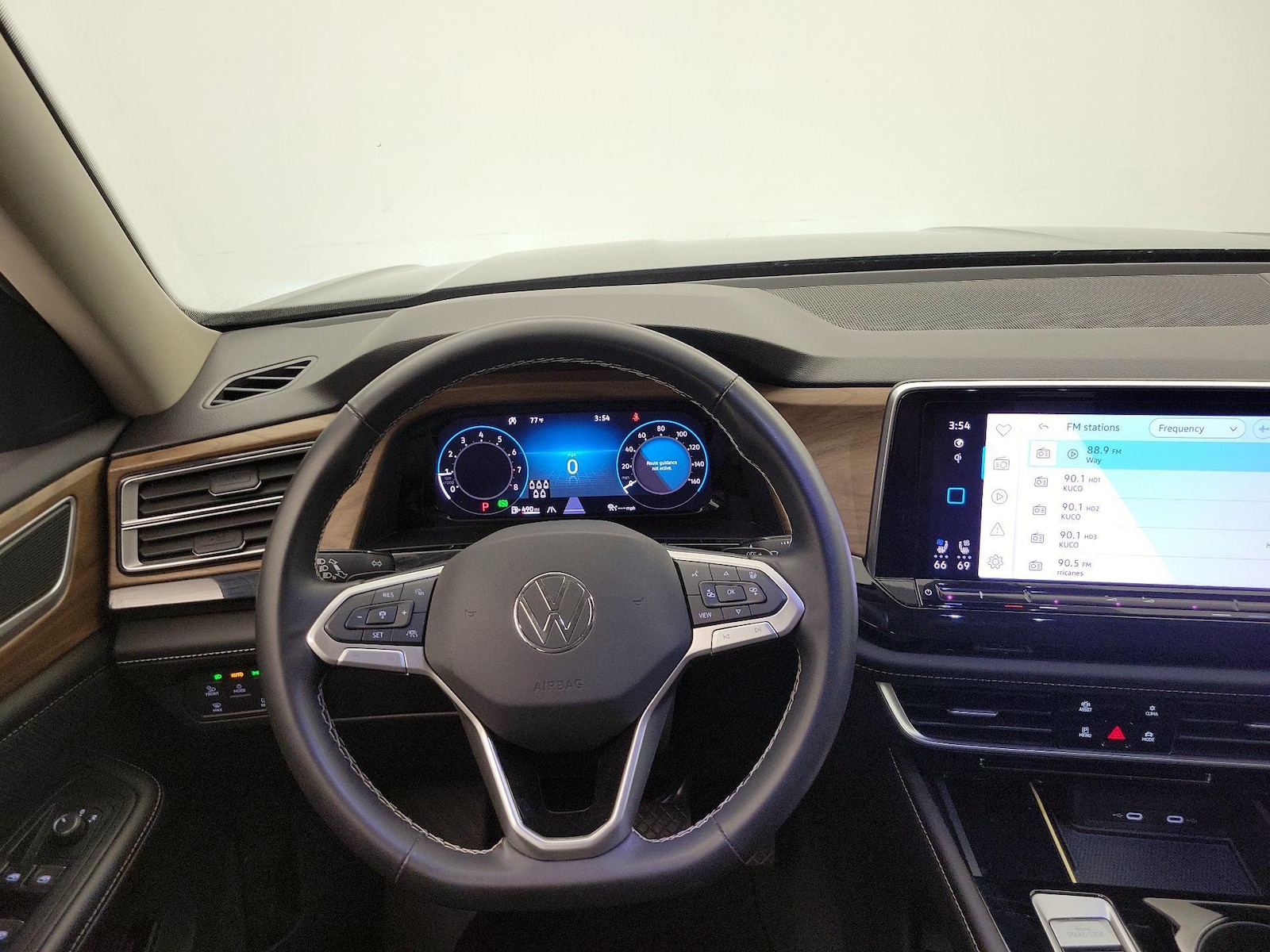 2025 Volkswagen Atlas SE w/Tech - Photo 11