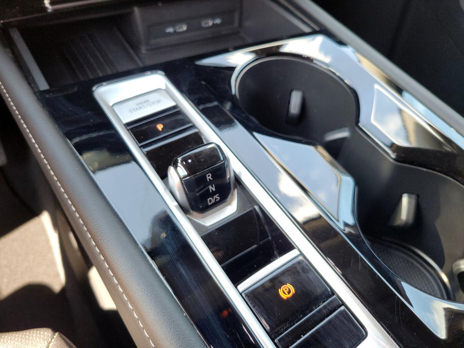 2025 Volkswagen Atlas SE w/Tech - Photo 18