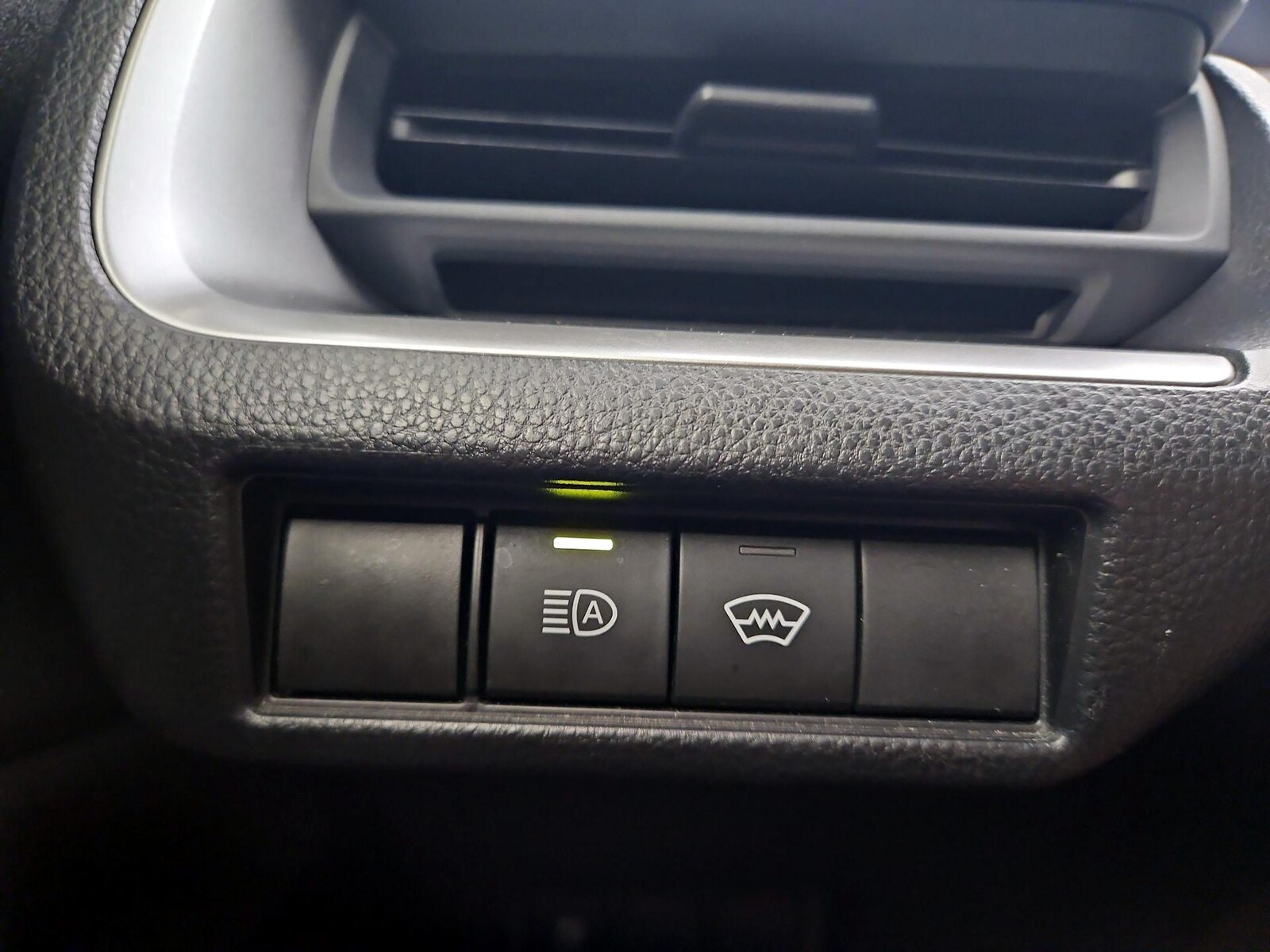 2025 Toyota Prius LE - Photo 14