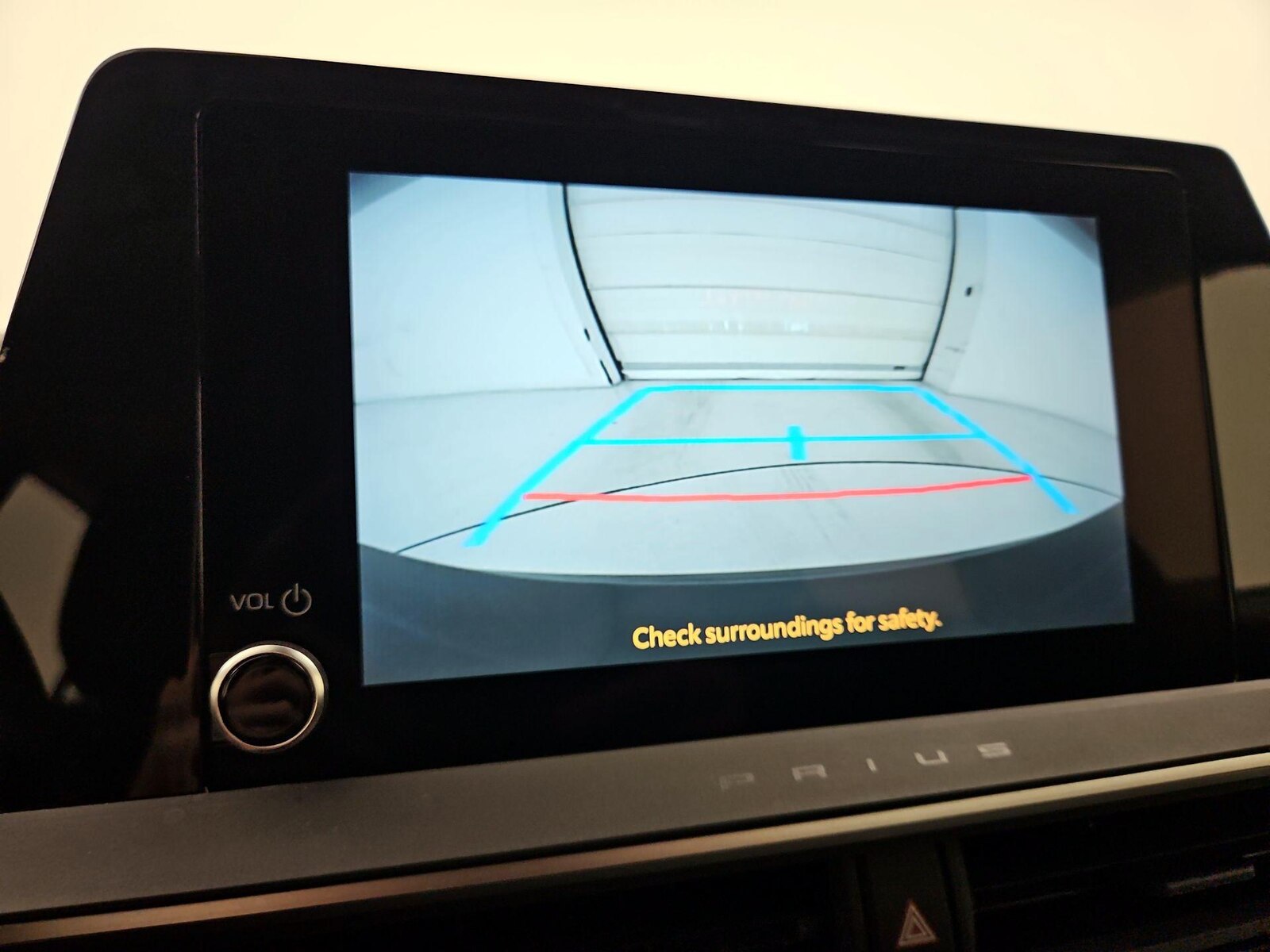 2025 Toyota Prius LE - Photo 15