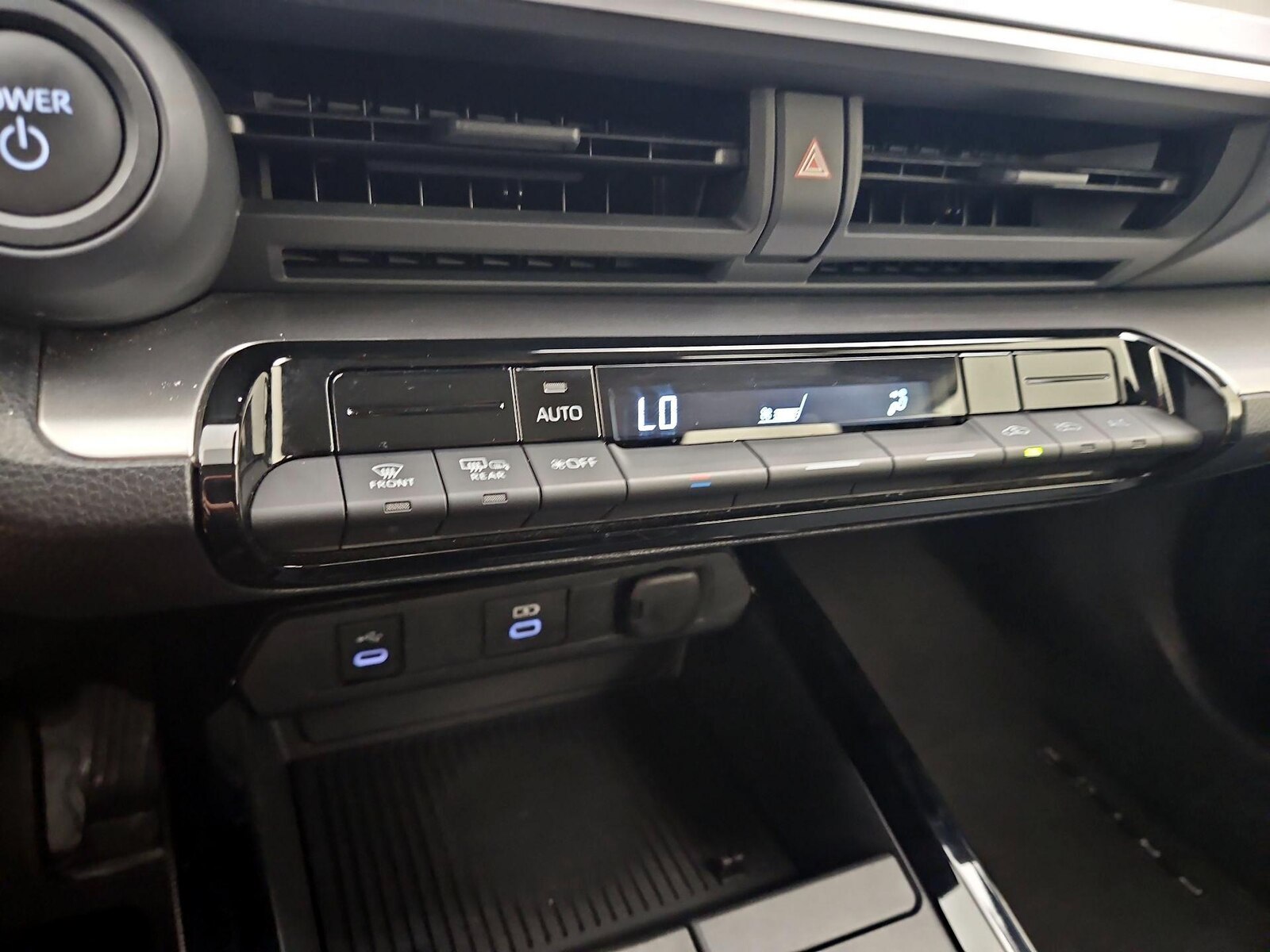2025 Toyota Prius LE - Photo 17