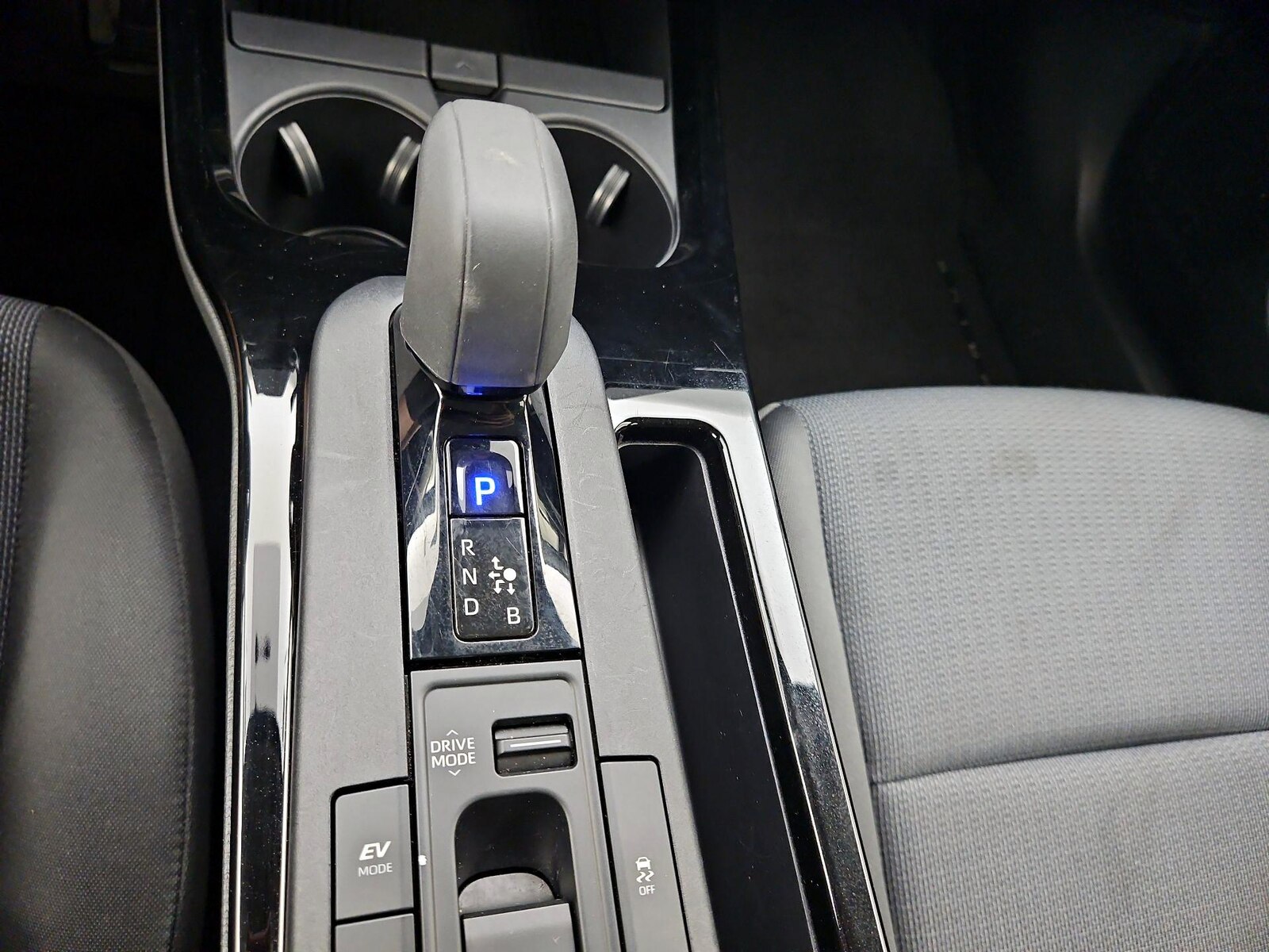 2025 Toyota Prius LE - Photo 18