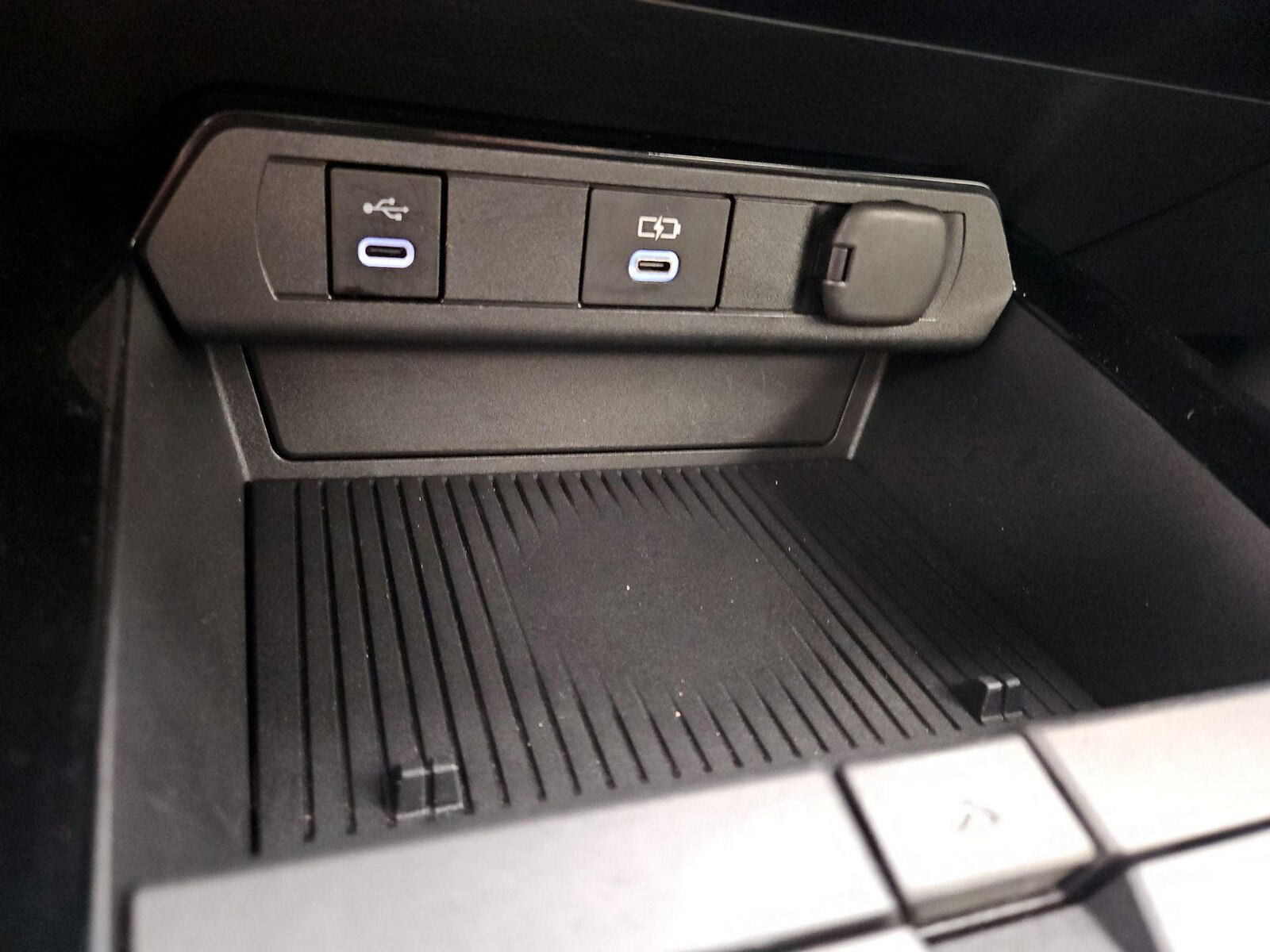 2025 Toyota Prius LE - Photo 19