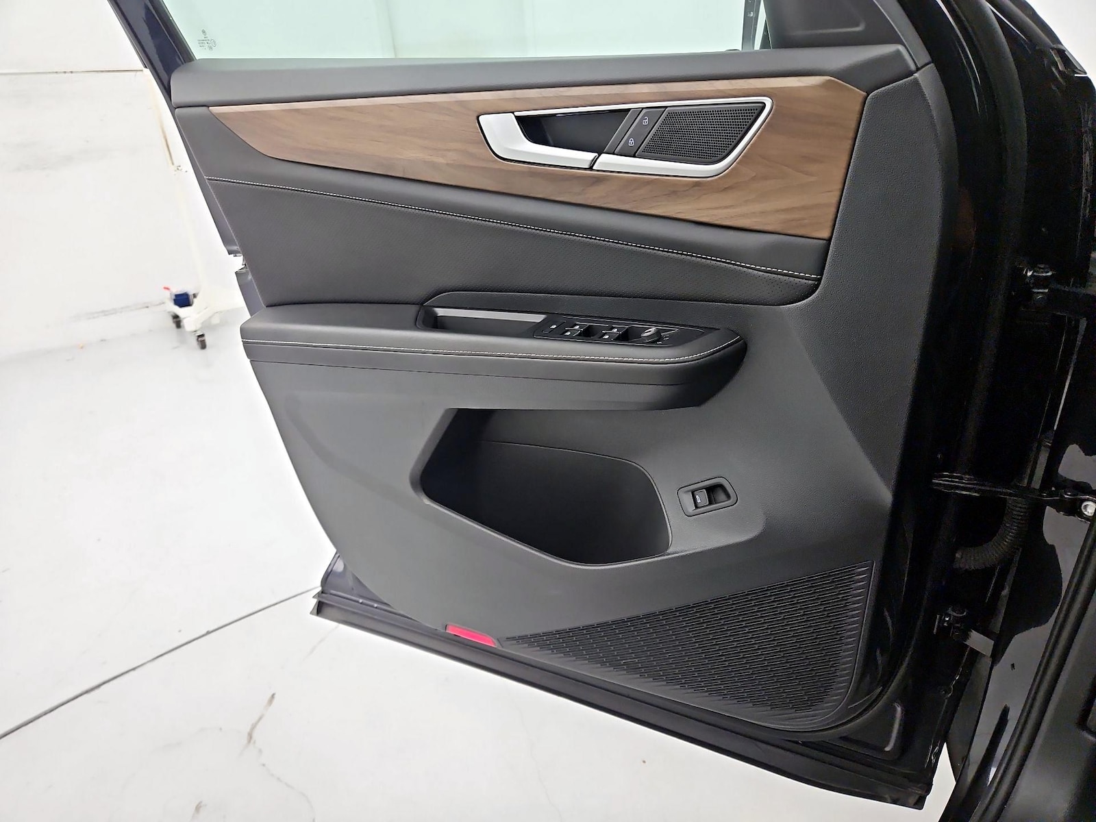 2025 Volkswagen Atlas SE w/Tech - Photo 13