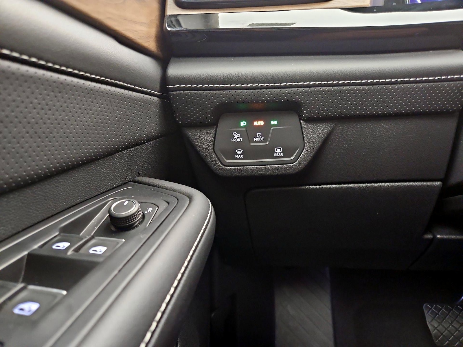 2025 Volkswagen Atlas SE w/Tech - Photo 14