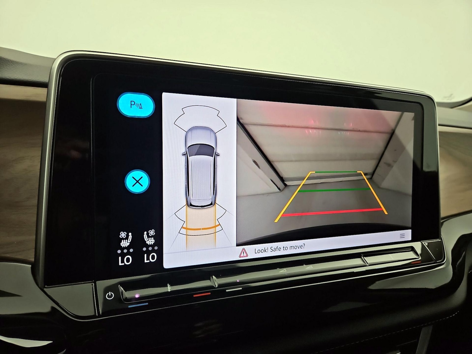 2025 Volkswagen Atlas SE w/Tech - Photo 15
