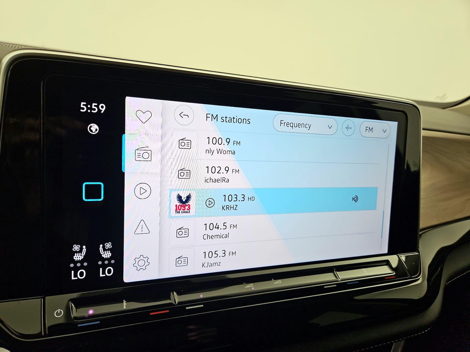 2025 Volkswagen Atlas SE w/Tech - Photo 16