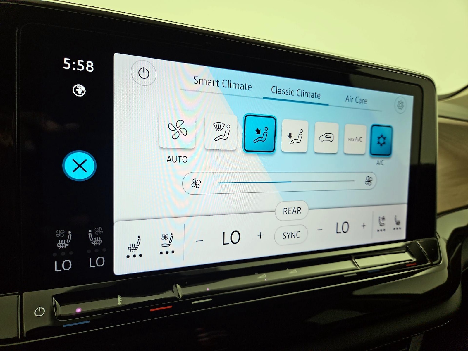 2025 Volkswagen Atlas SE w/Tech - Photo 17
