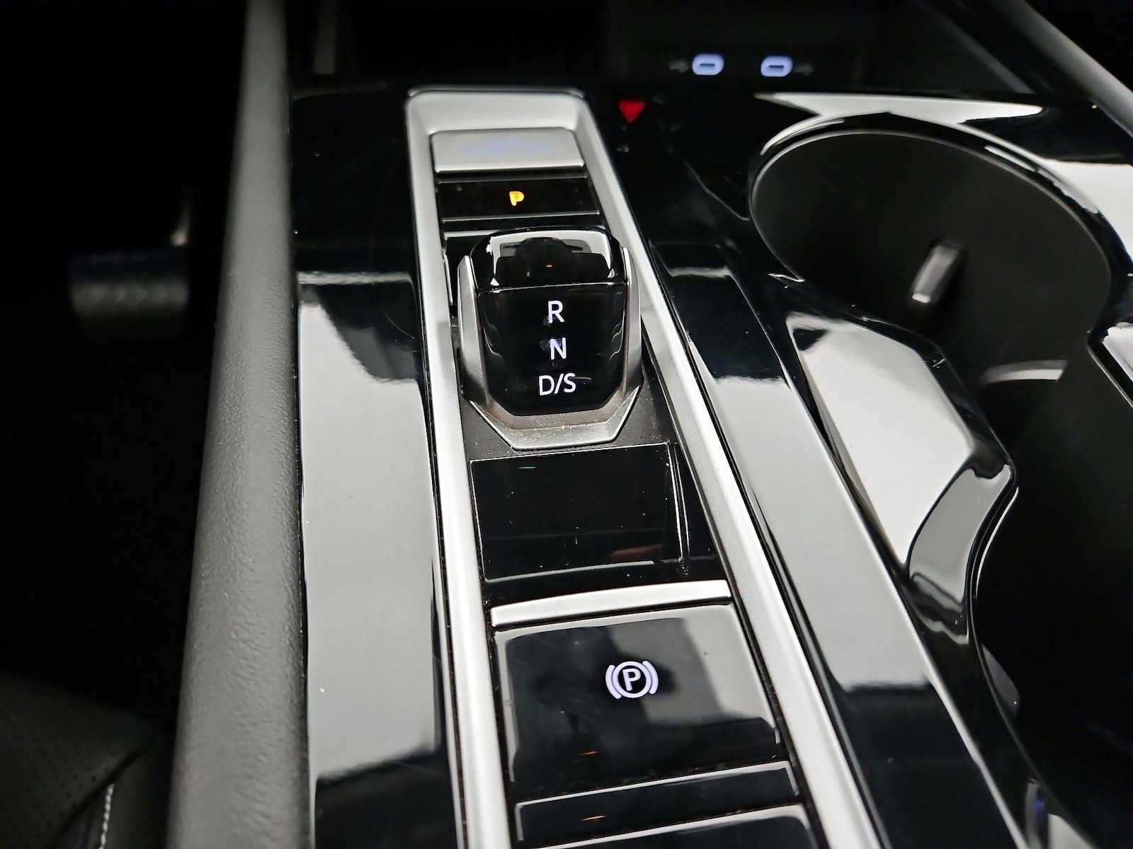 2025 Volkswagen Atlas SE w/Tech - Photo 18