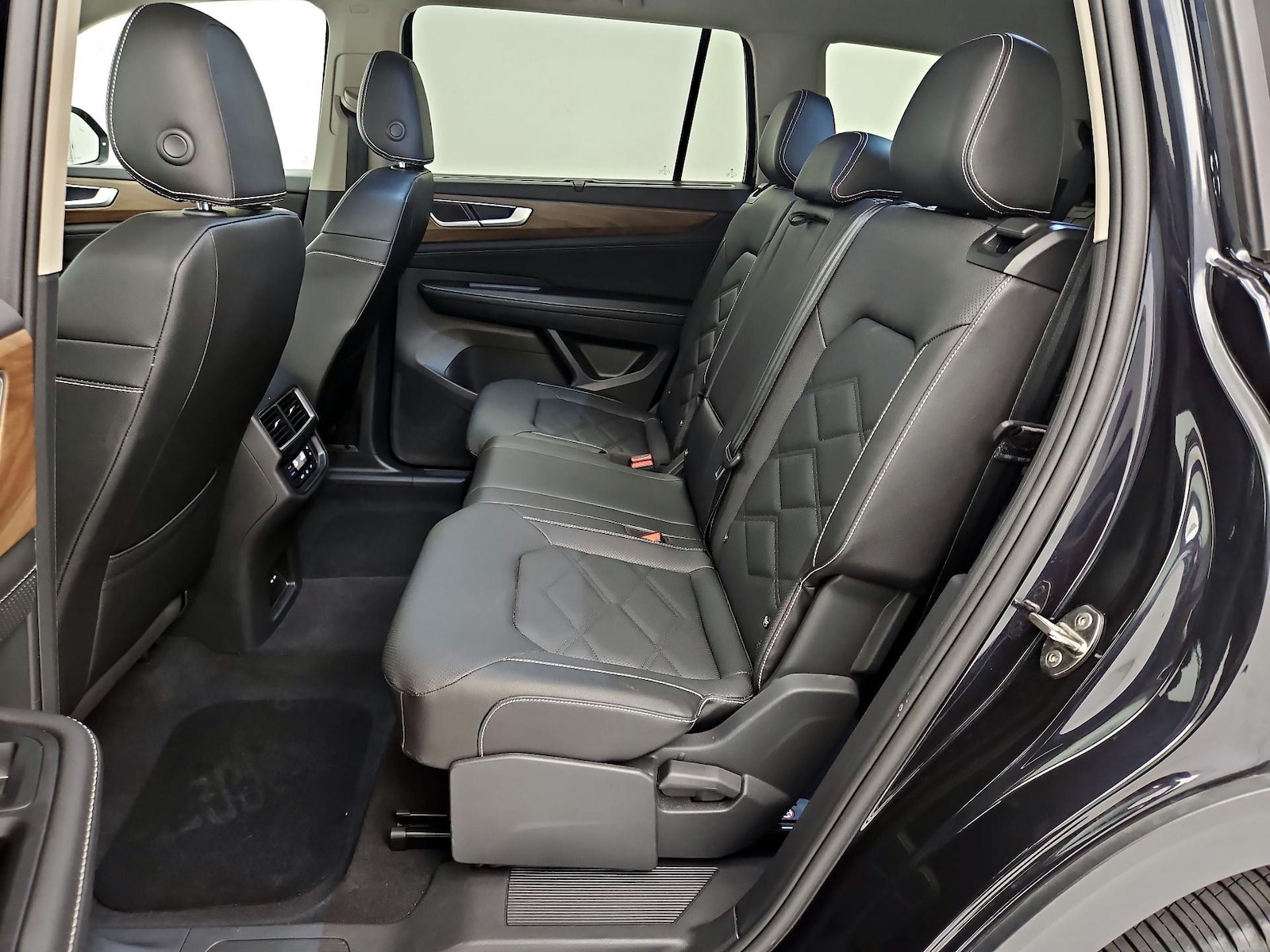 2025 Volkswagen Atlas SE w/Tech - Photo 20