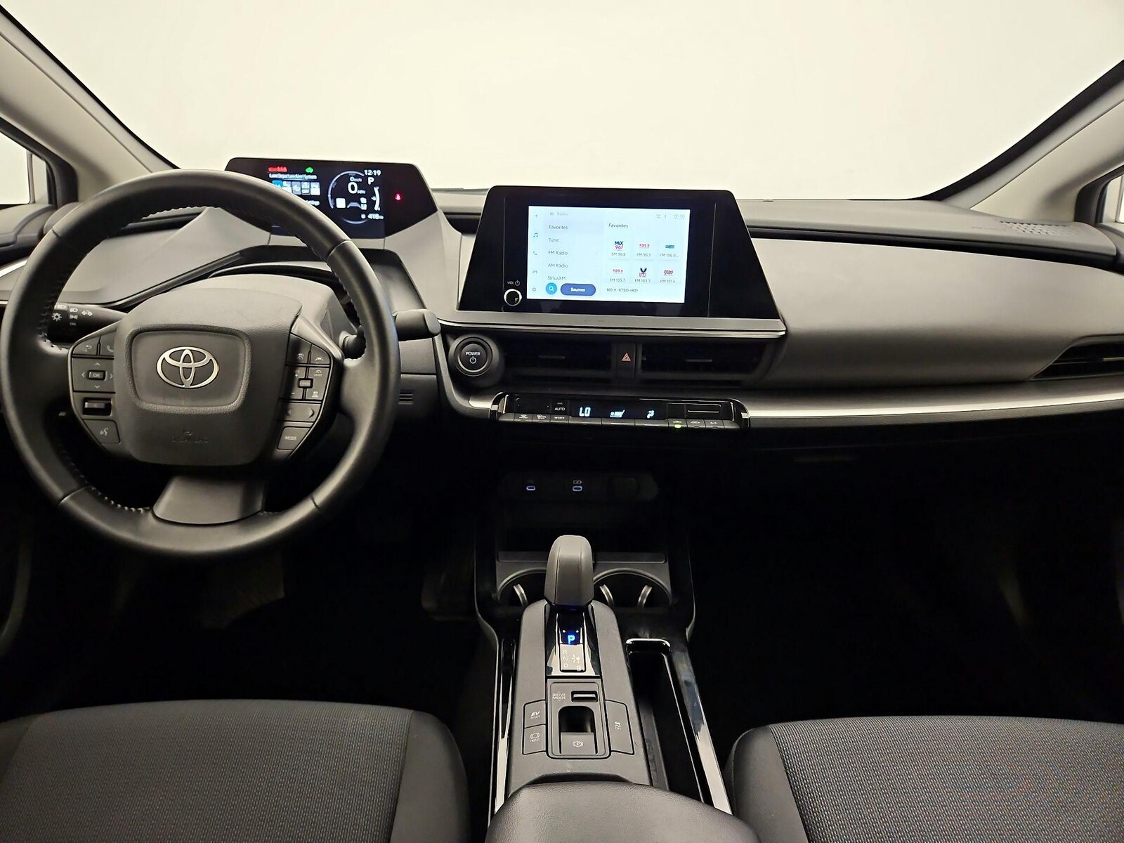 2025 Toyota Prius LE - Photo 10