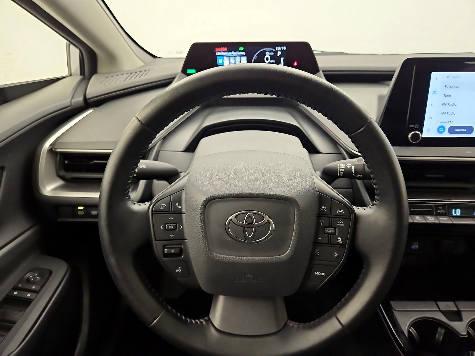 2025 Toyota Prius LE - Photo 11