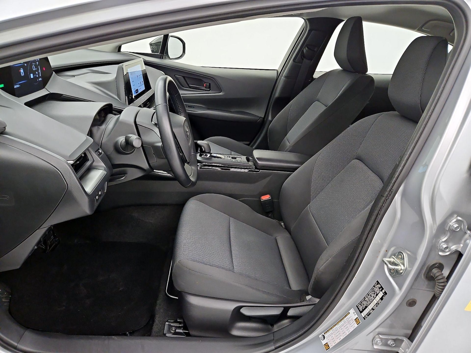2025 Toyota Prius LE - Photo 12