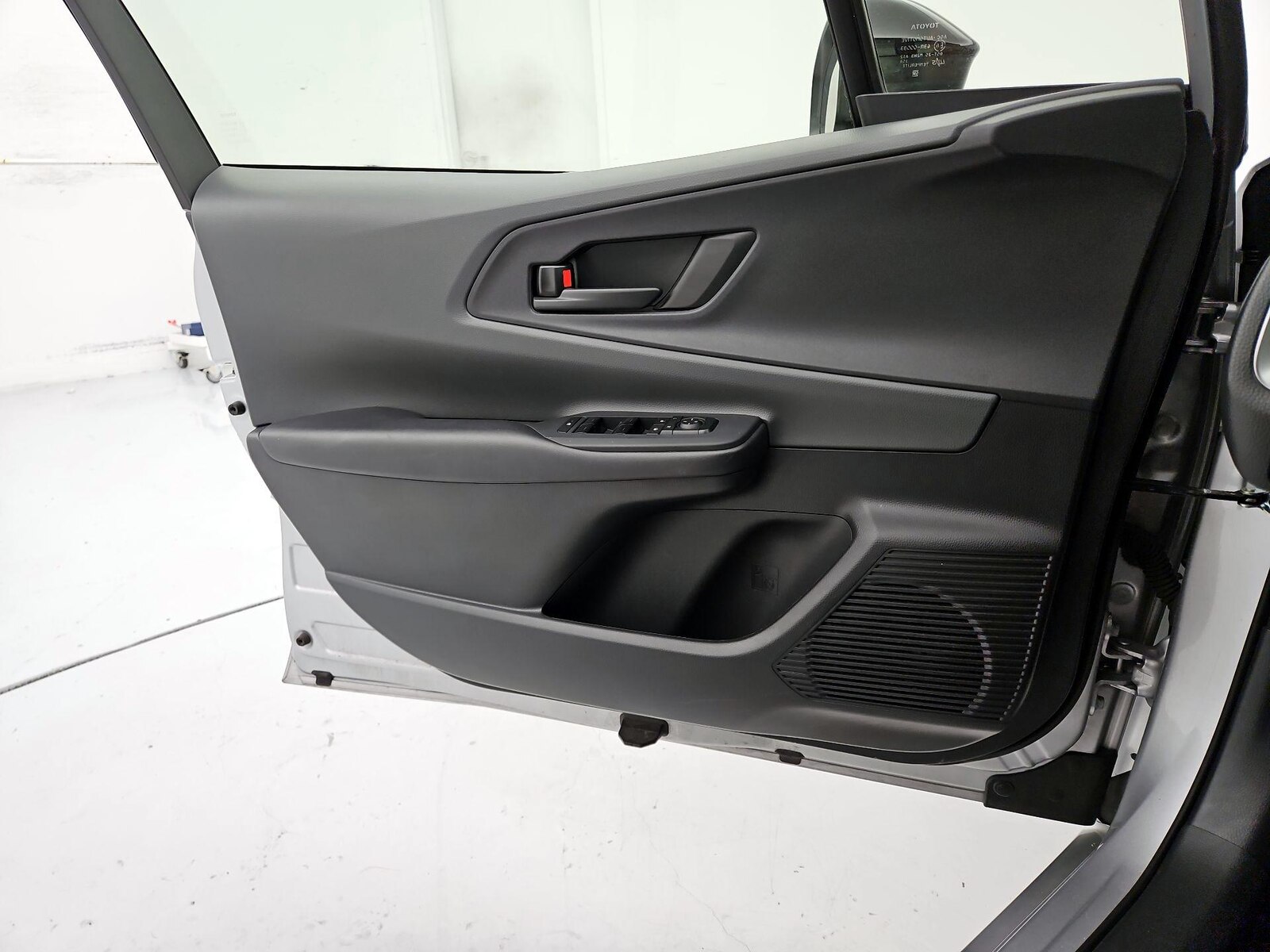 2025 Toyota Prius LE - Photo 13