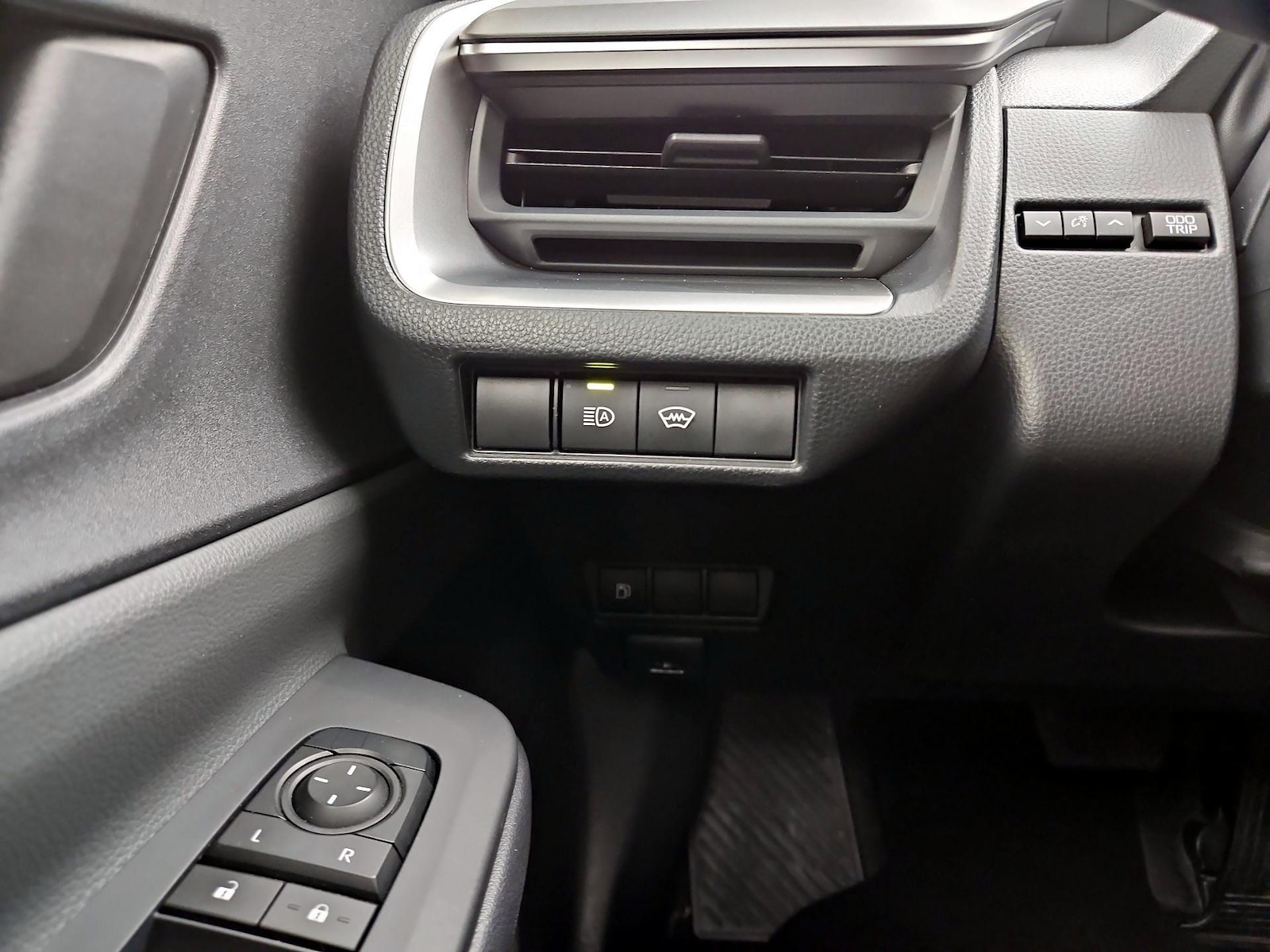 2025 Toyota Prius LE - Photo 14