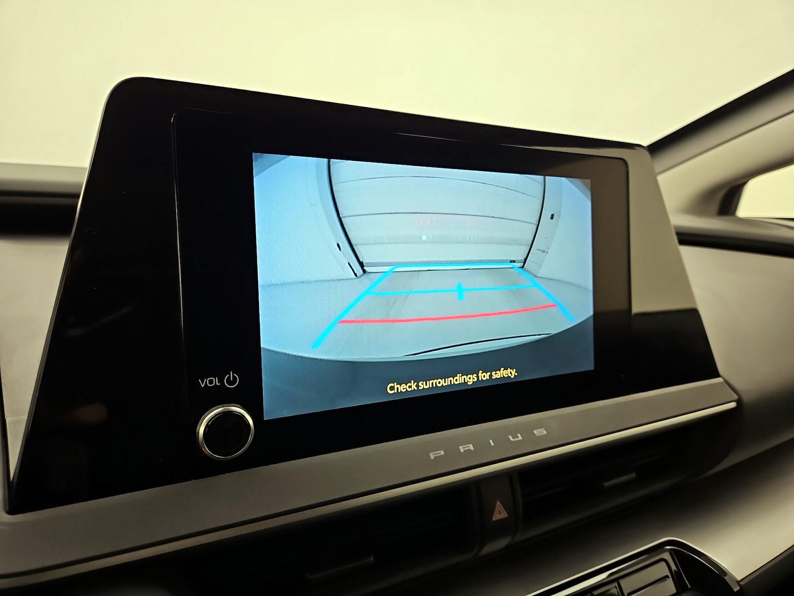 2025 Toyota Prius LE - Photo 15