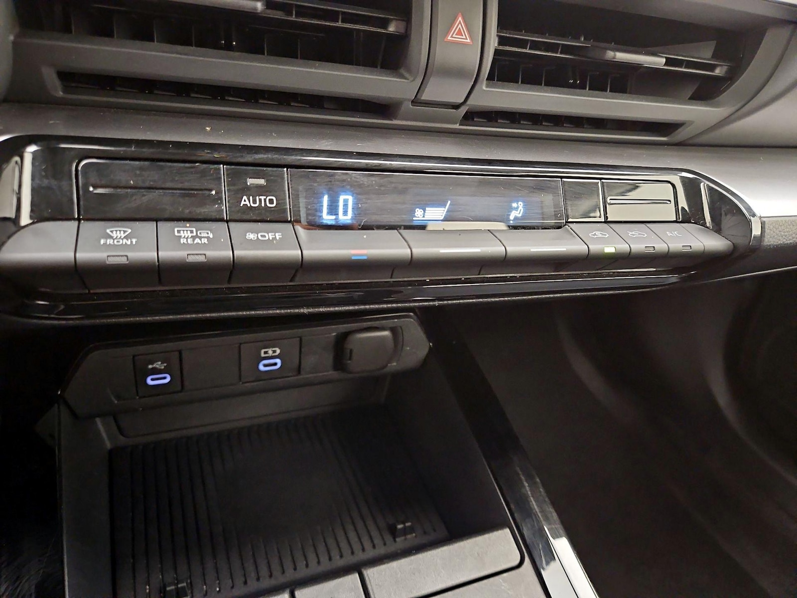 2025 Toyota Prius LE - Photo 17