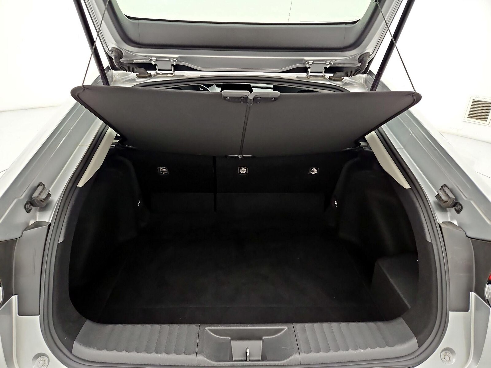 2025 Toyota Prius LE - Photo 21