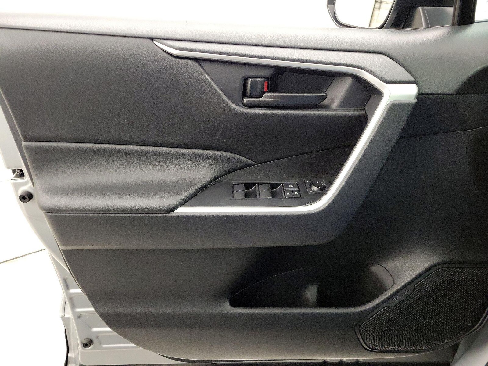 2025 Toyota RAV4 LE - Photo 13