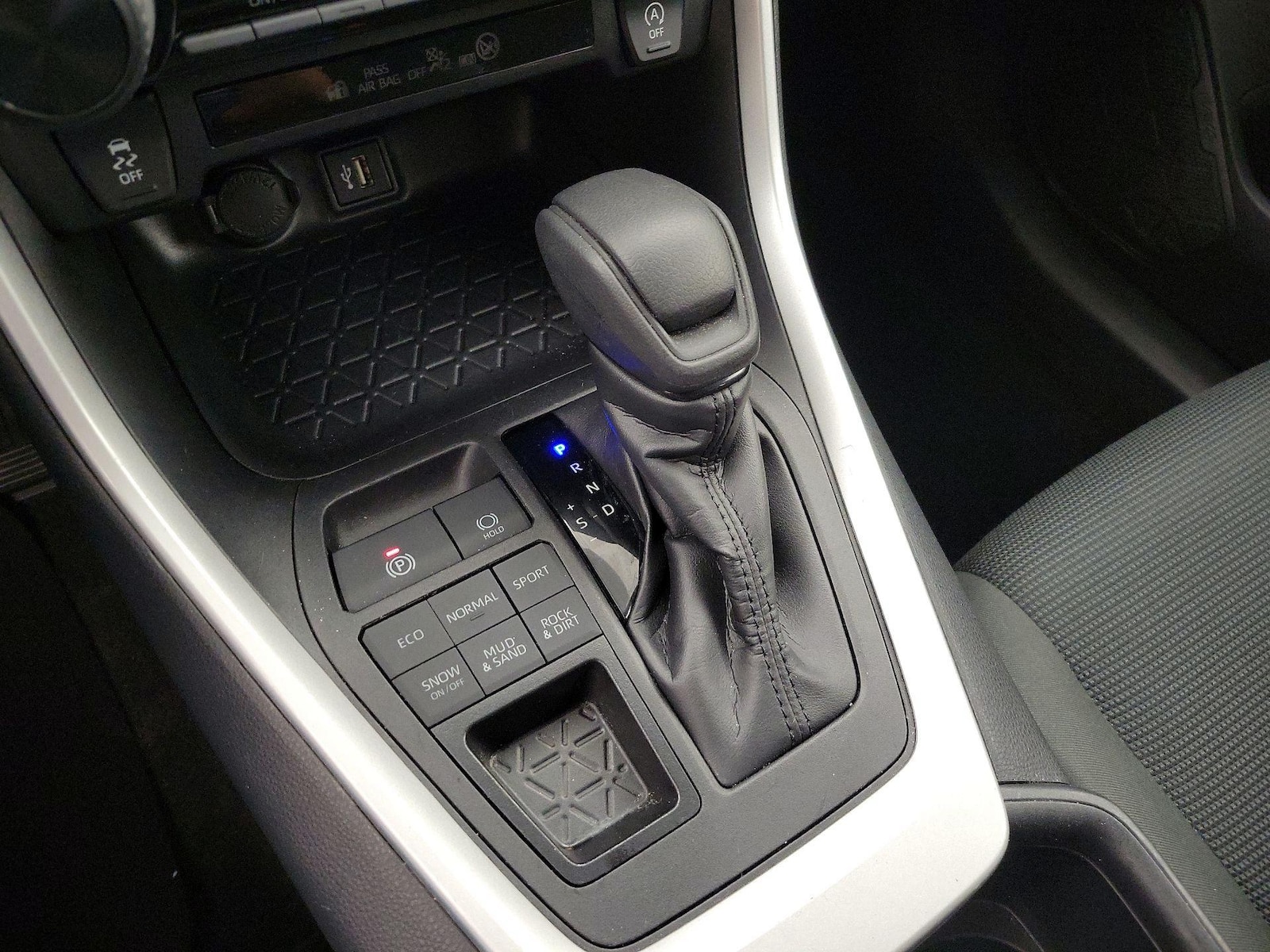 2025 Toyota RAV4 LE - Photo 18