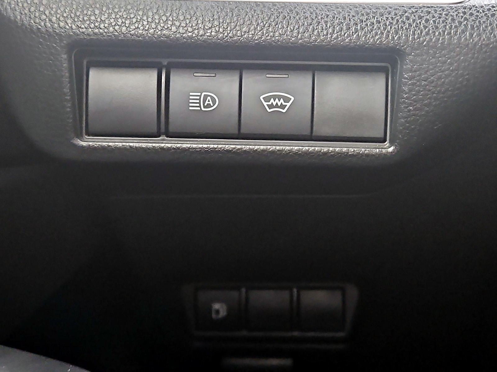 2025 Toyota Prius LE - Photo 14
