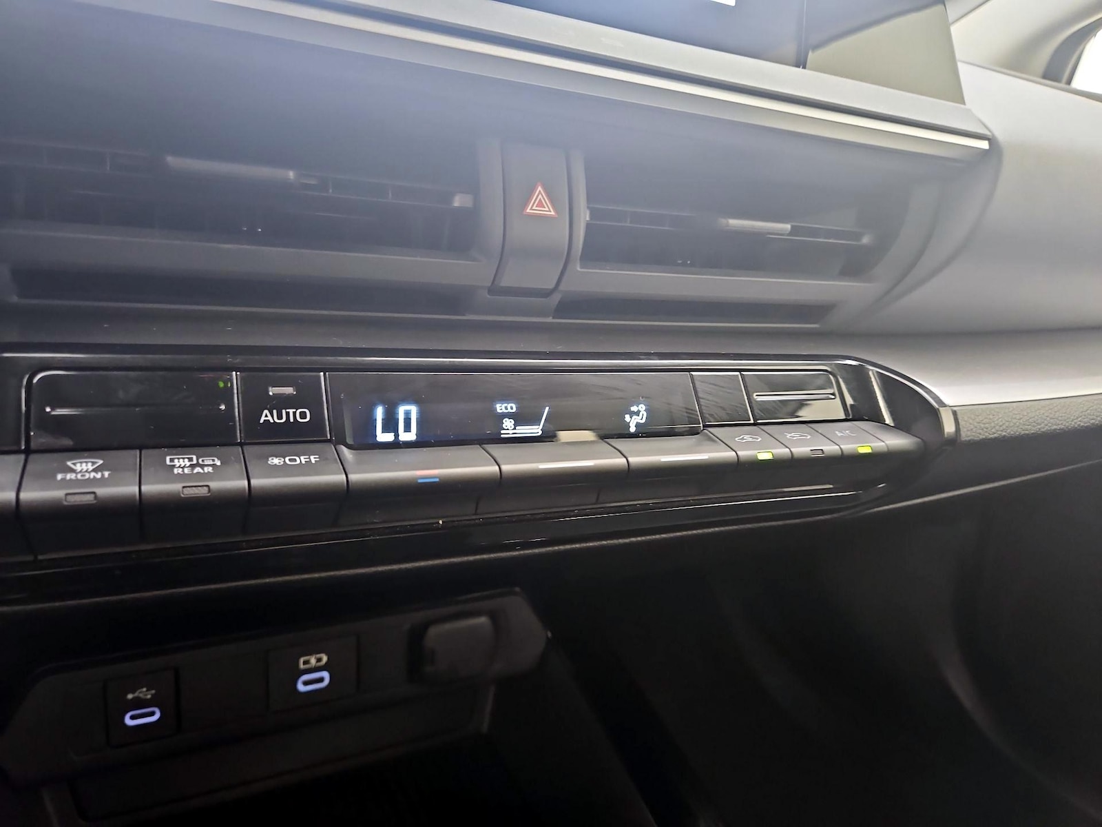 2025 Toyota Prius LE - Photo 18