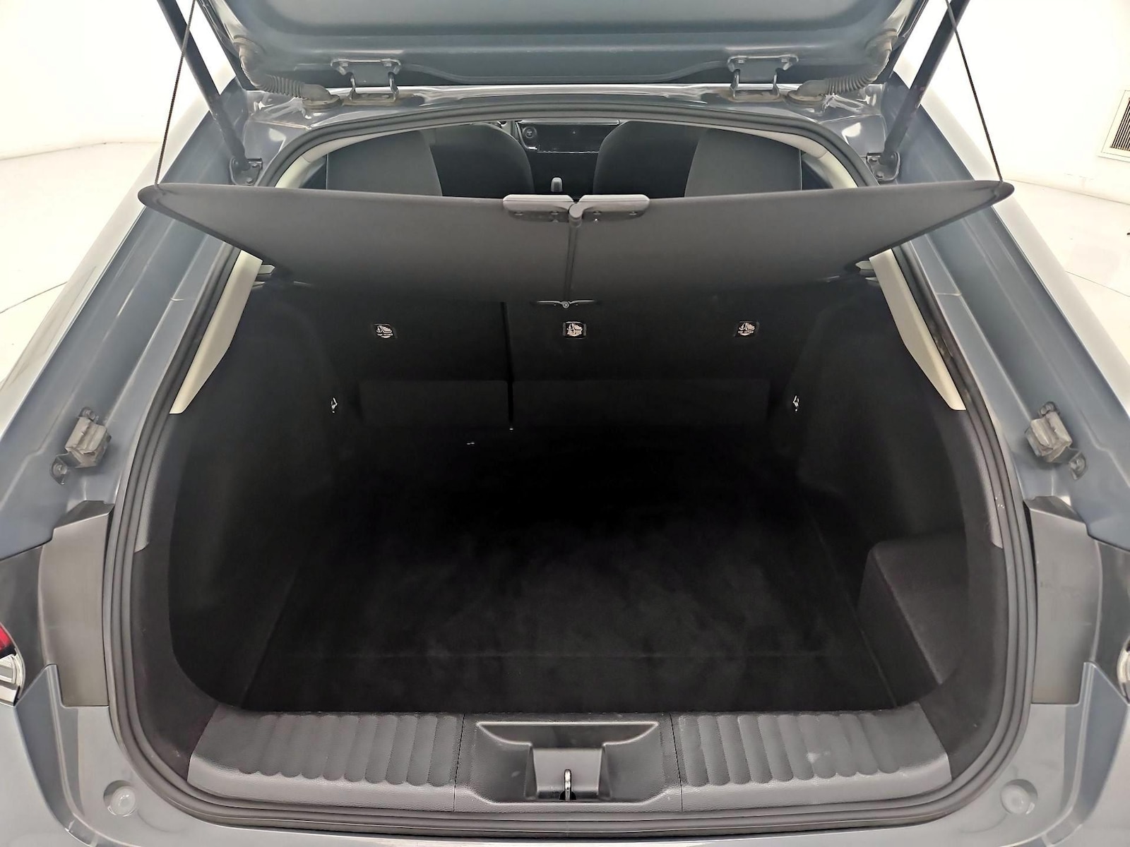 2025 Toyota Prius LE - Photo 22