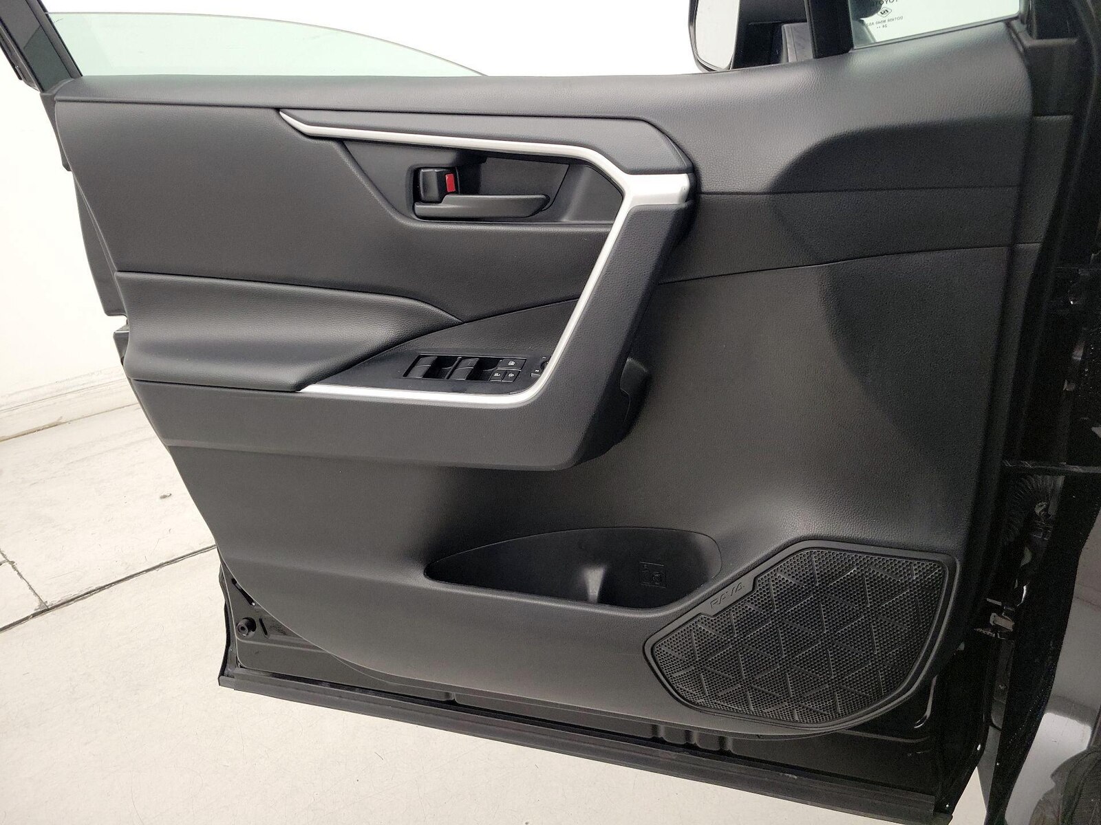 2025 Toyota RAV4 LE - Photo 13