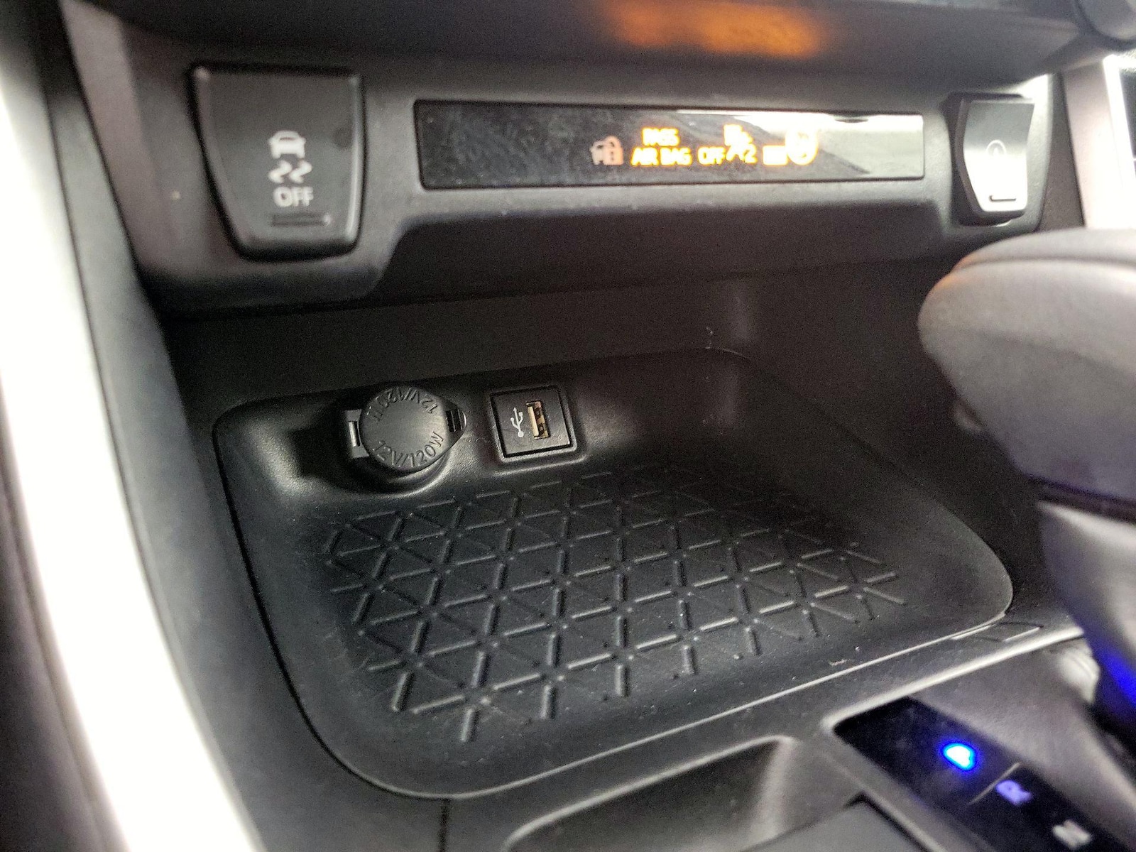 2025 Toyota RAV4 LE - Photo 19