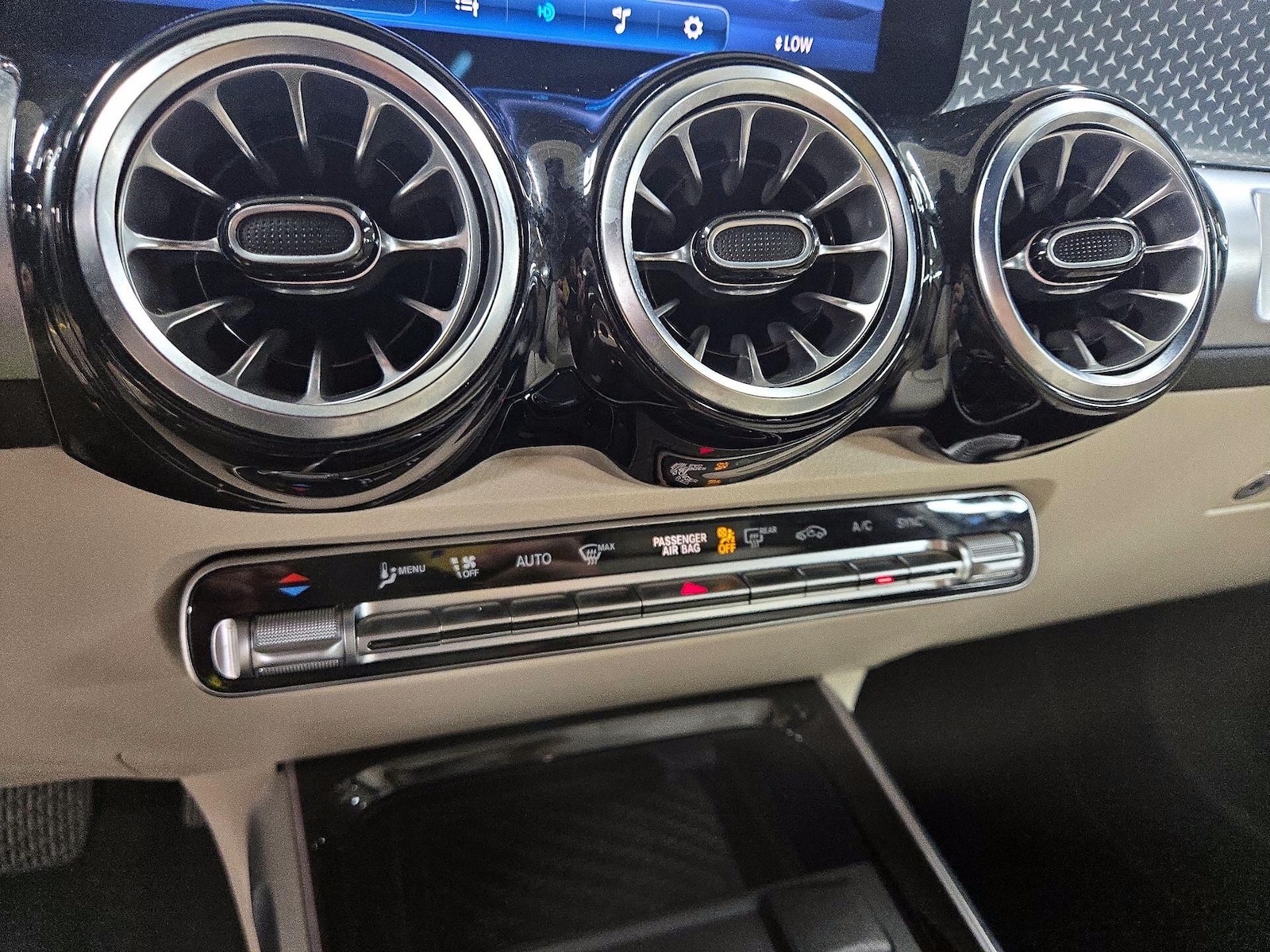 2025 Mercedes-Benz GLB250, photo 16