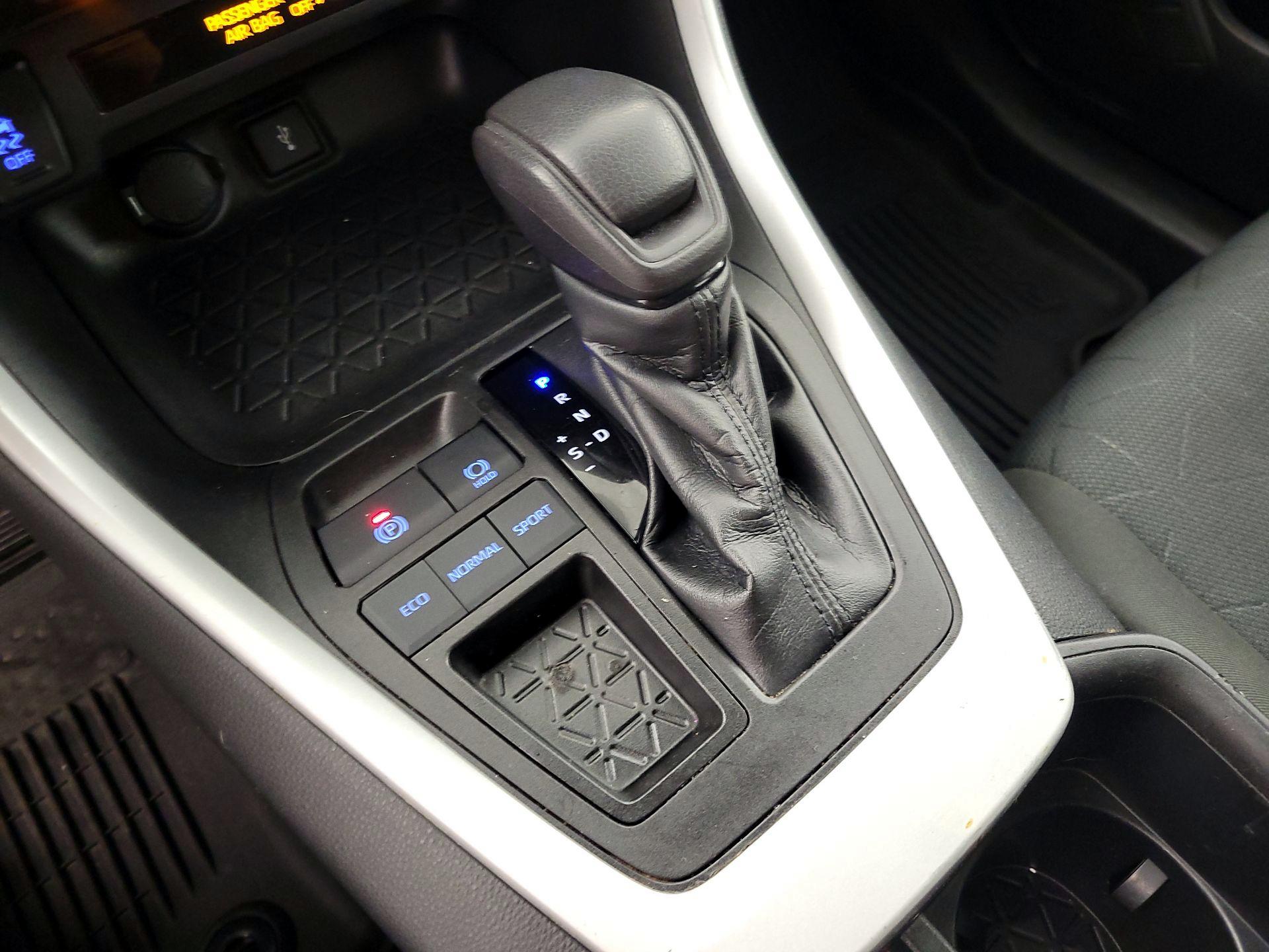 Thumbnail: 2022 Toyota RAV4 - 17