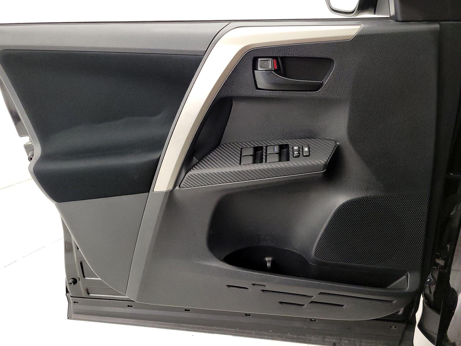 Thumbnail: 2015 Toyota RAV4 - 12