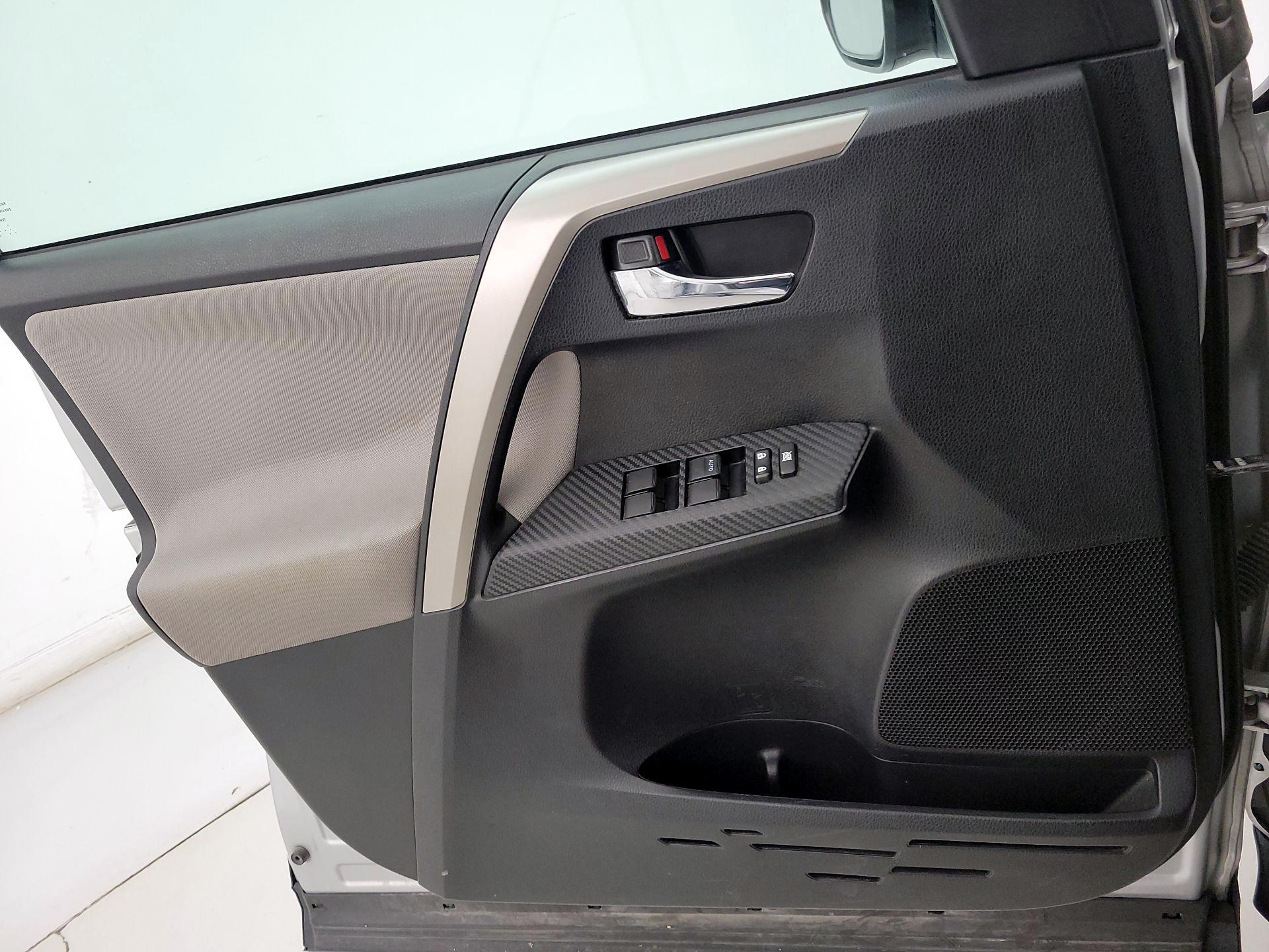 Thumbnail: 2015 Toyota RAV4 - 12