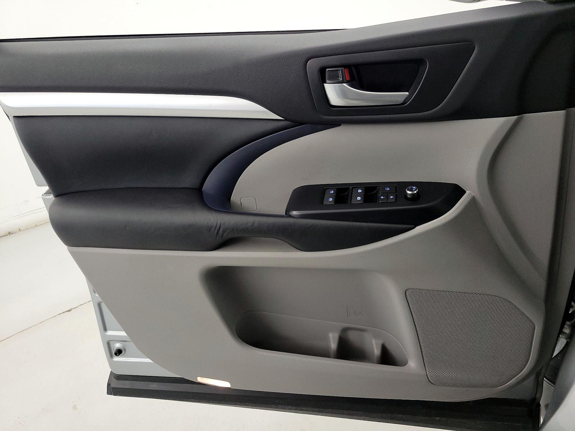 Thumbnail: 2017 Toyota Highlander - 12