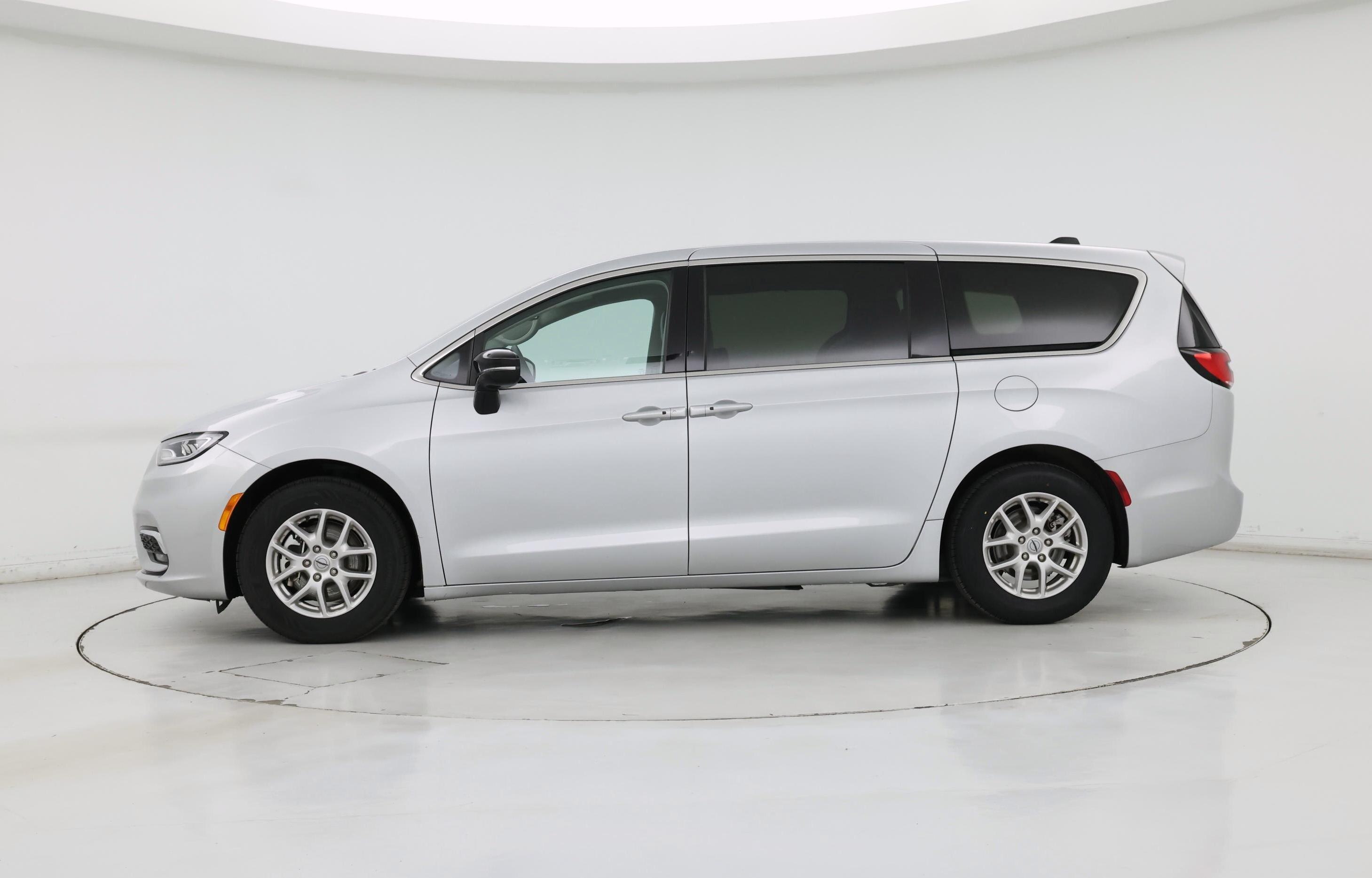 Thumbnail: 2024 Chrysler Pacifica - 3