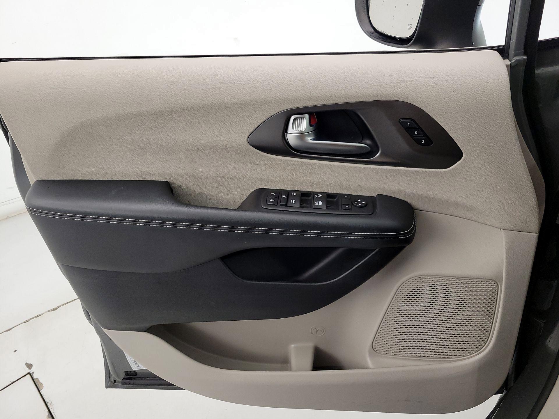 Thumbnail: 2023 Chrysler Pacifica - 12