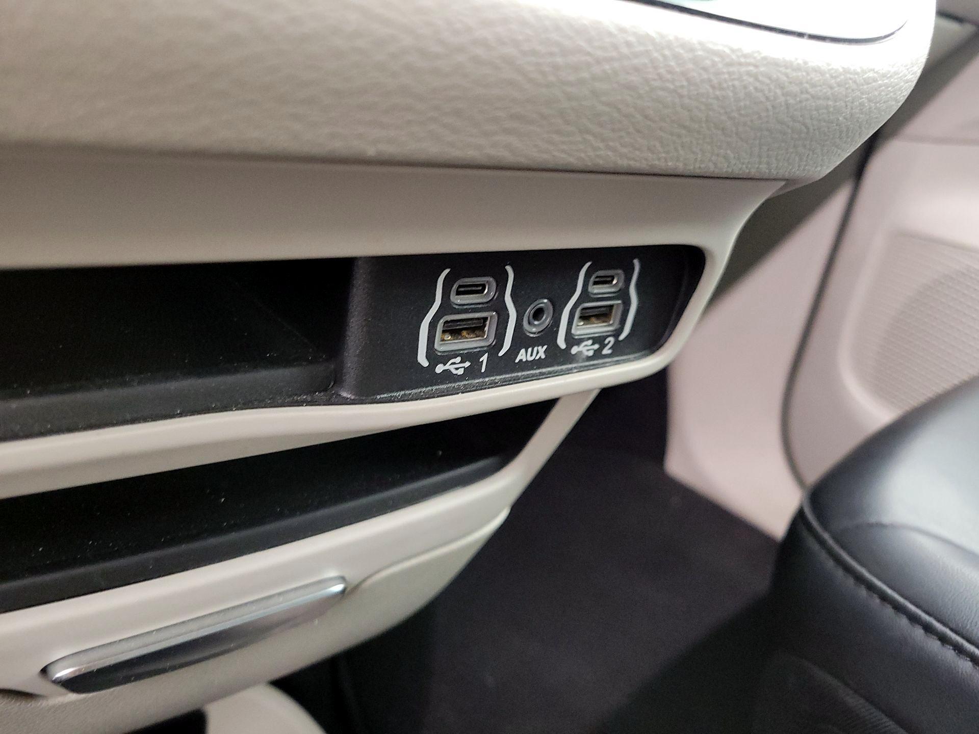 Thumbnail: 2023 Chrysler Pacifica - 18