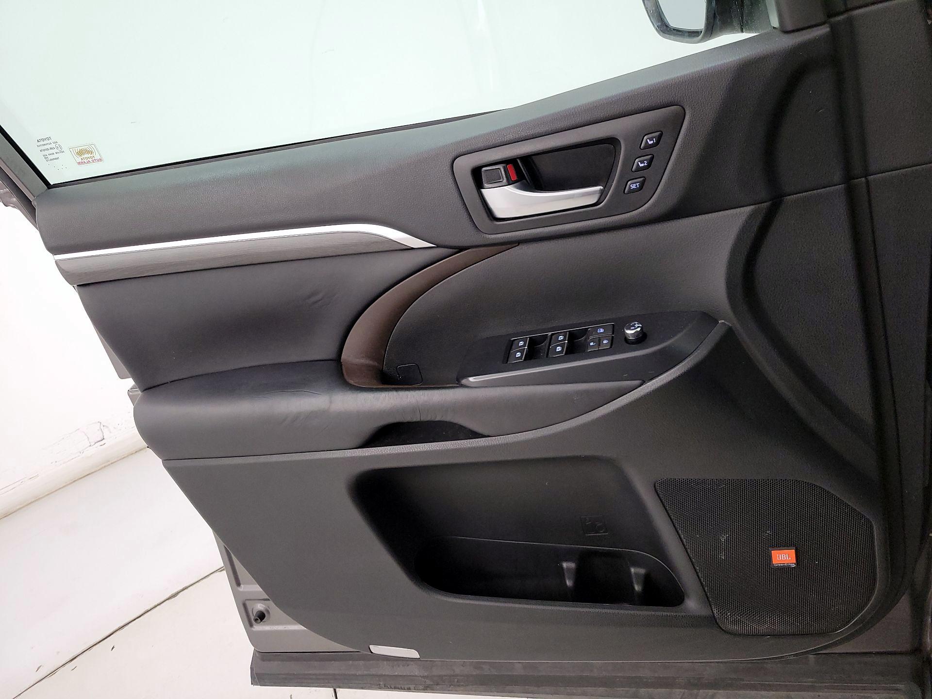 Thumbnail: 2018 Toyota Highlander - 12