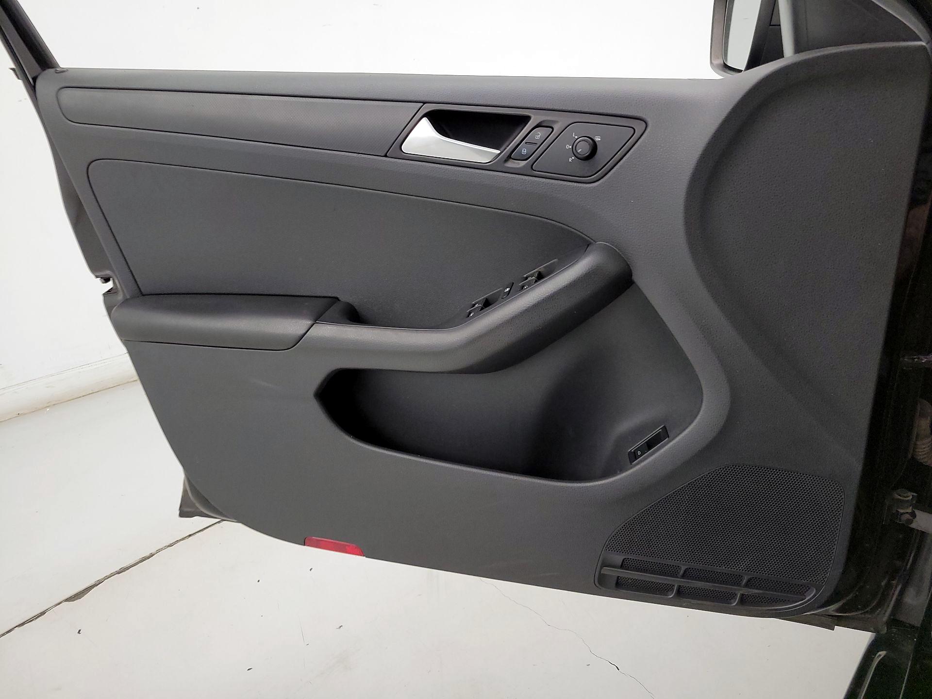 Thumbnail: 2015 Volkswagen Jetta - 12