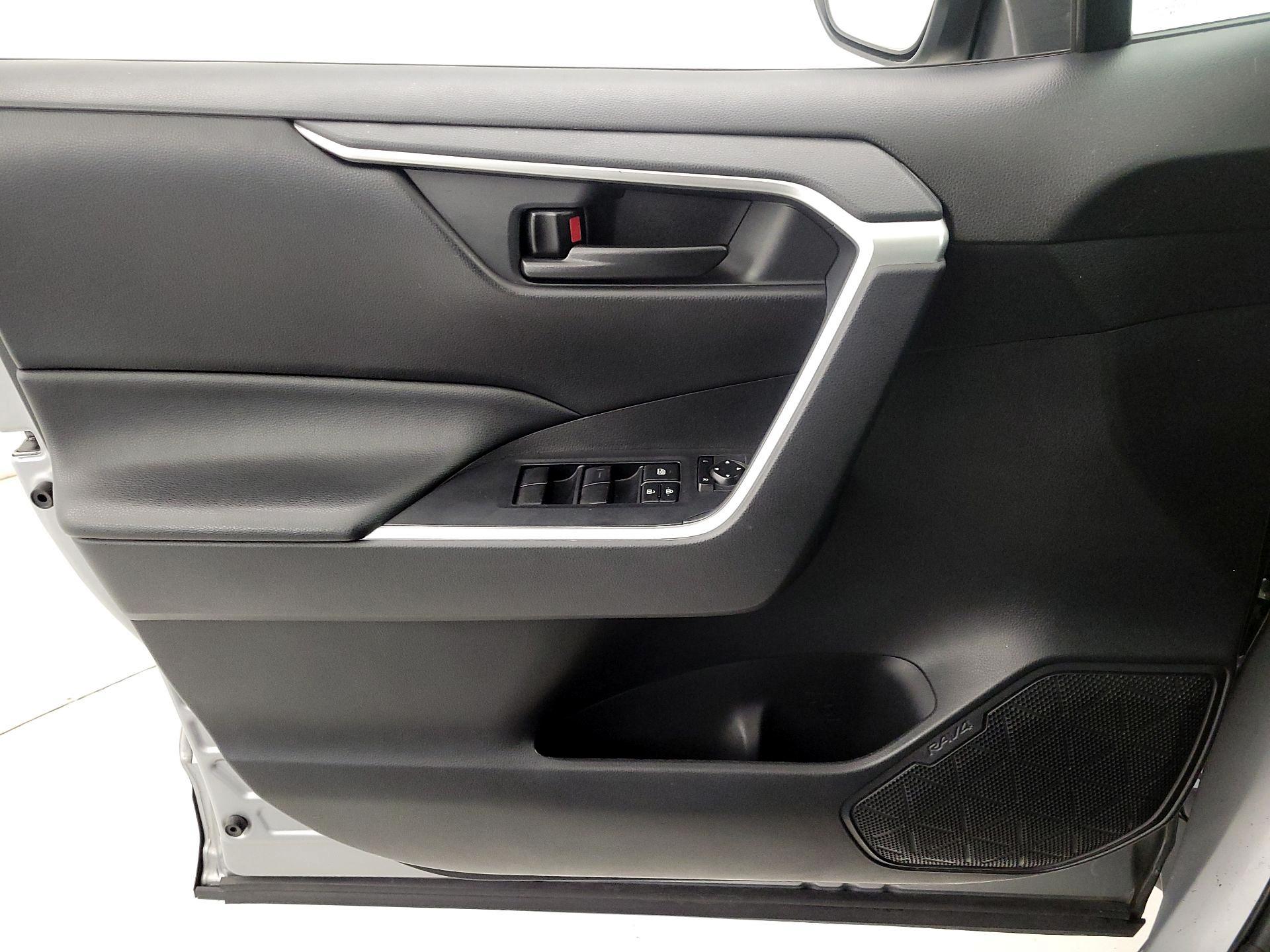 Thumbnail: 2020 Toyota RAV4 - 12