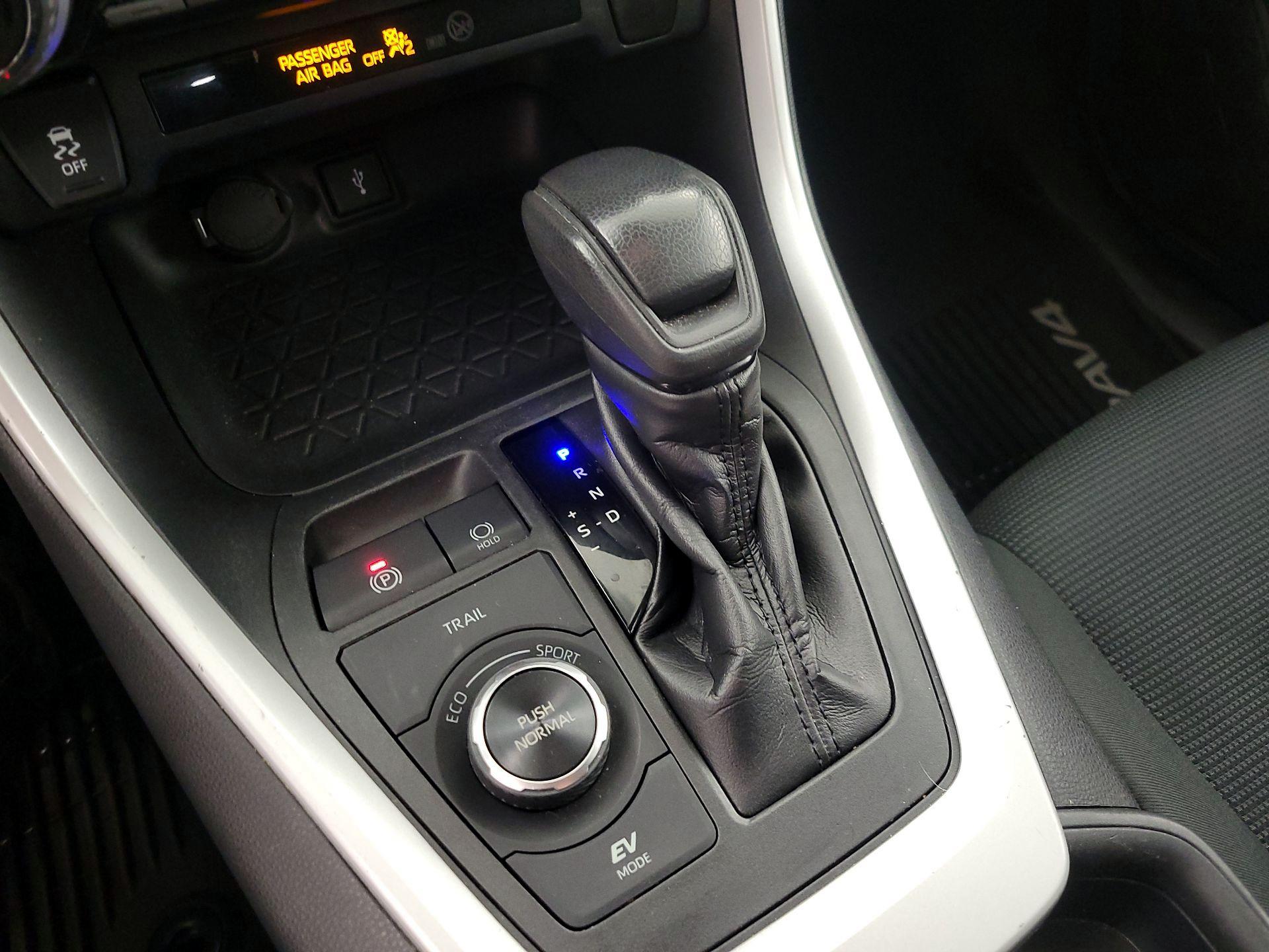 Thumbnail: 2020 Toyota RAV4 - 17