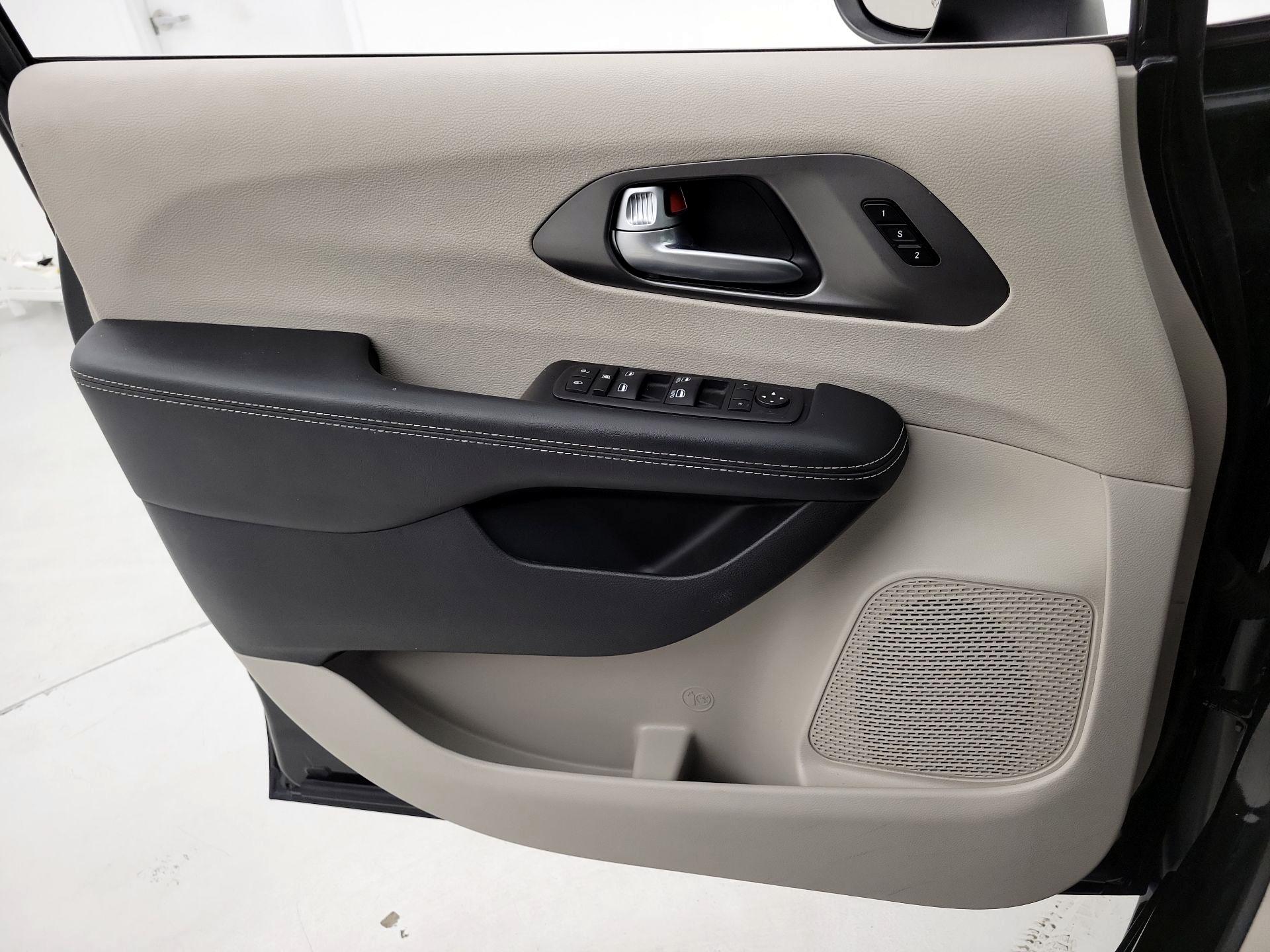 Thumbnail: 2023 Chrysler Pacifica - 12