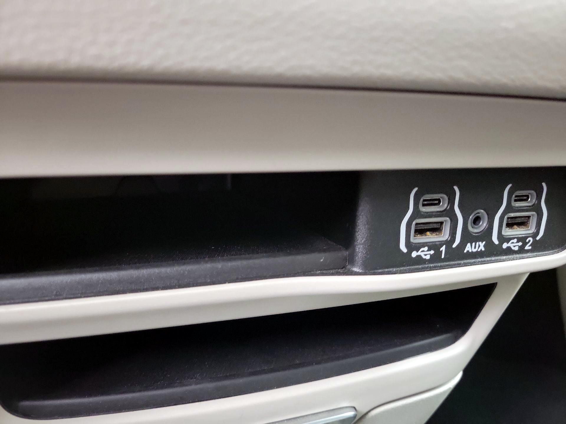 Thumbnail: 2023 Chrysler Pacifica - 18